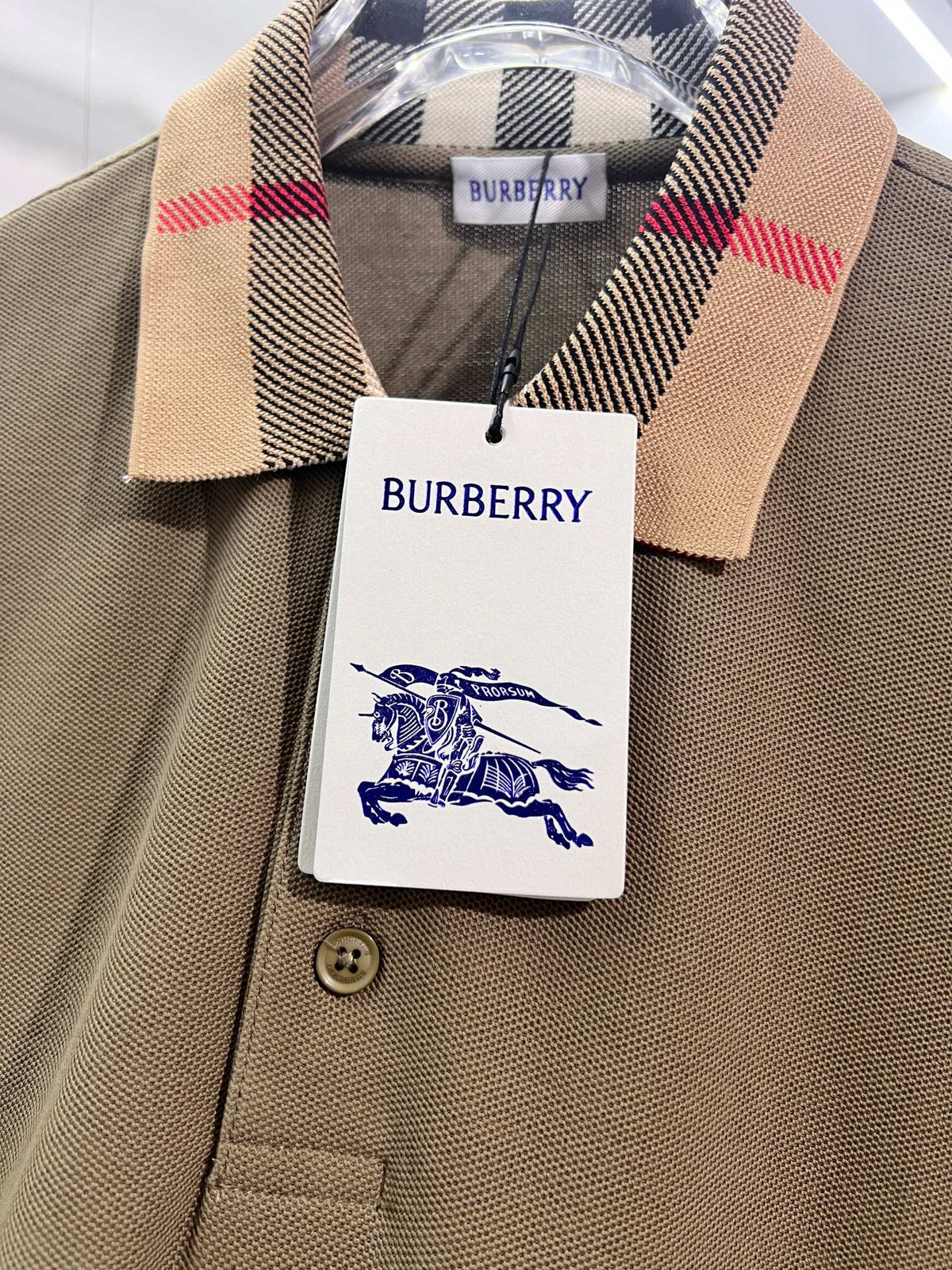 Minimally spliced contrasting plaid collar with letter polo shirt