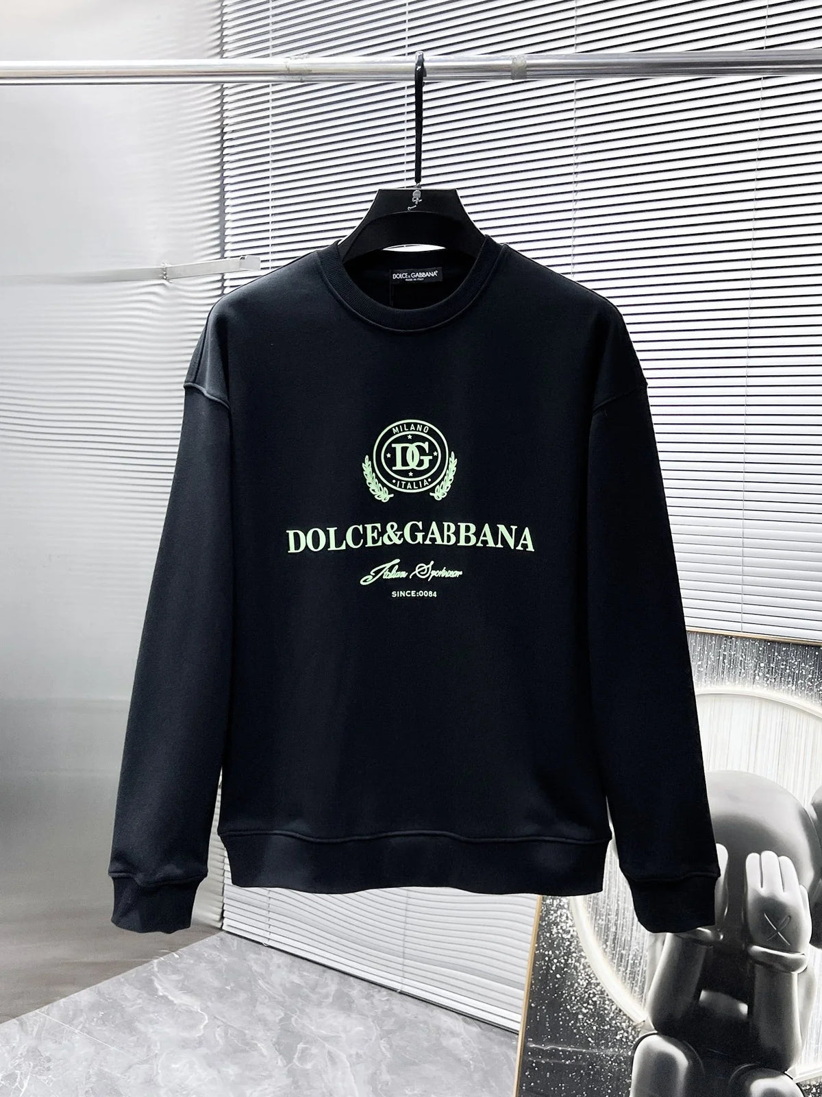 New long sleeved round neck sweatshirt
