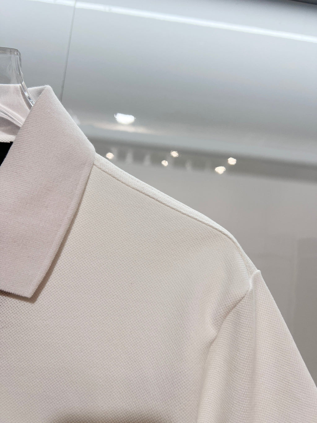 Chest pocket with metal triangle logo, leather seal, letter polo shirt