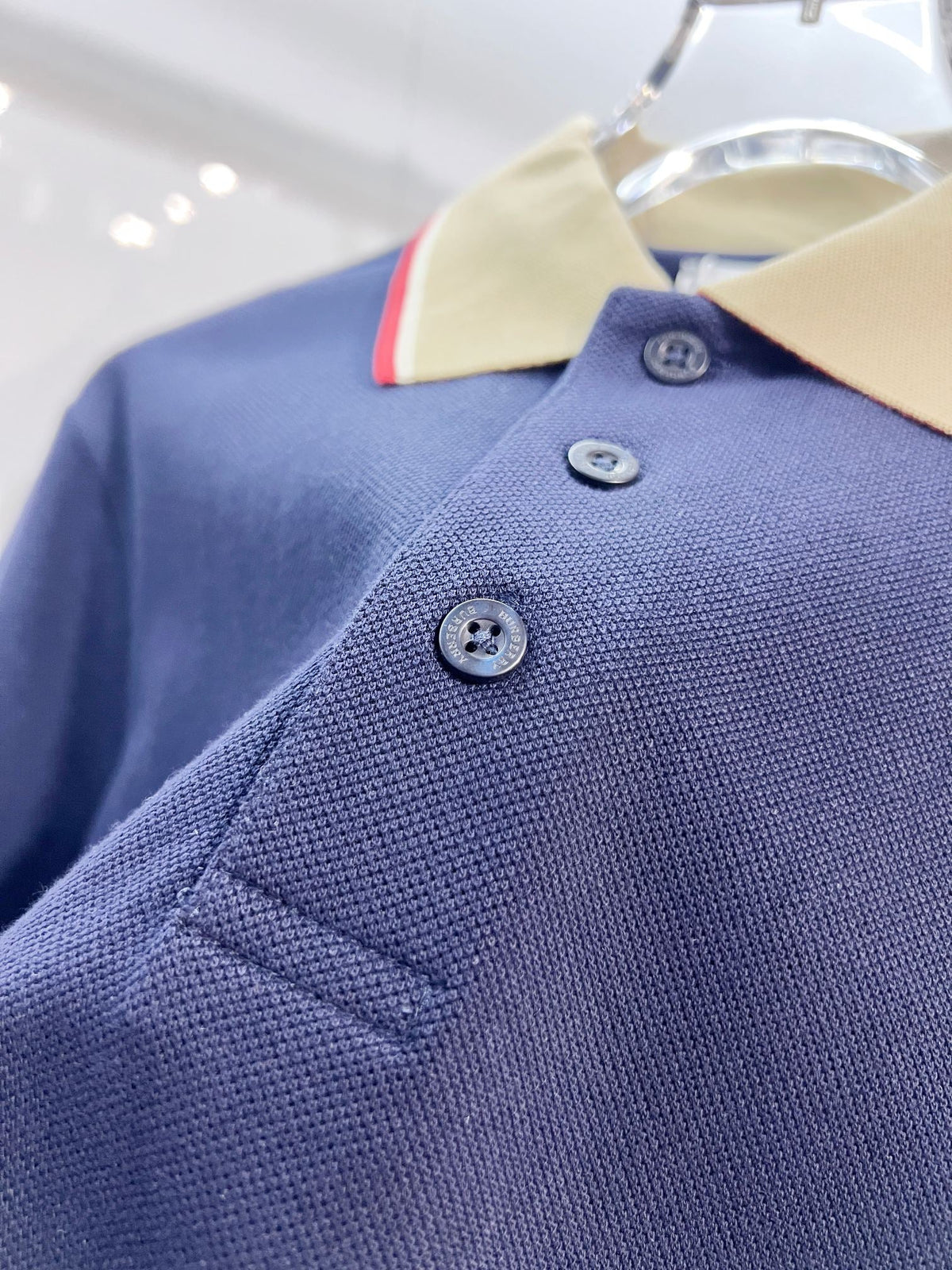 Color blocked flat machine collar with dark embroidery letters polo shirt
