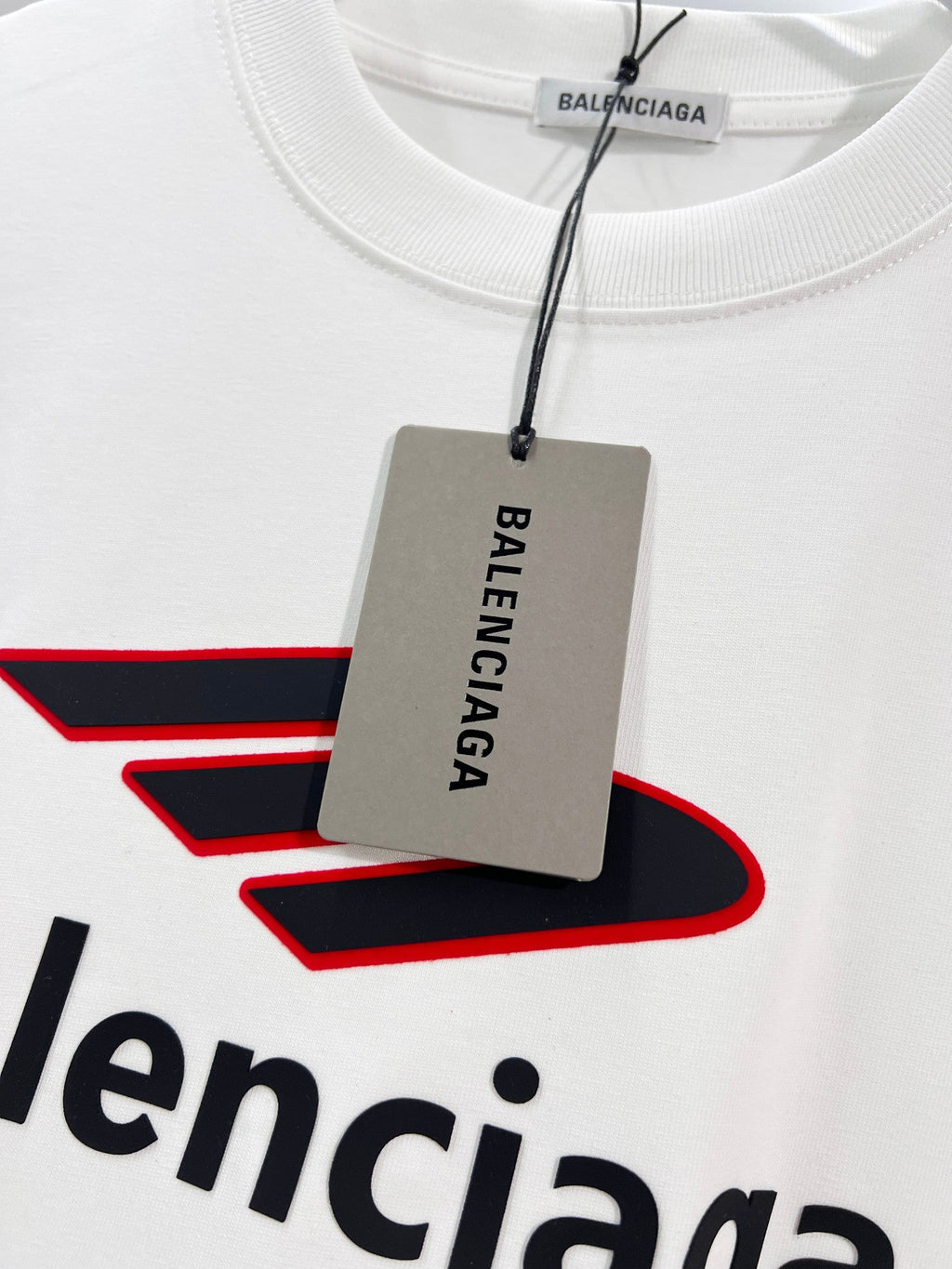 Color blocked M offset letter round neck T-shirt
