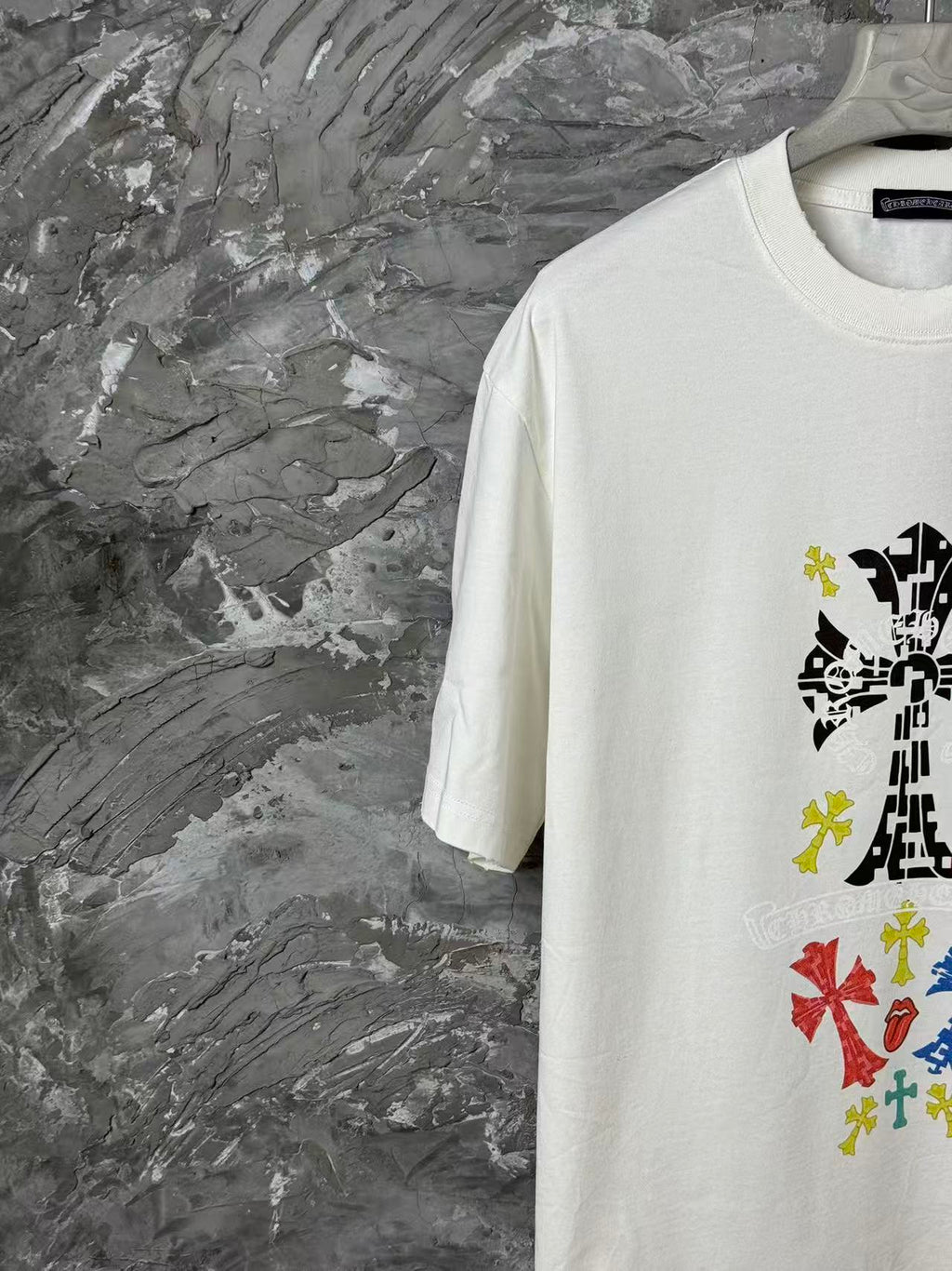 Classic short sleeved T-shirt with letter hot stamping technology