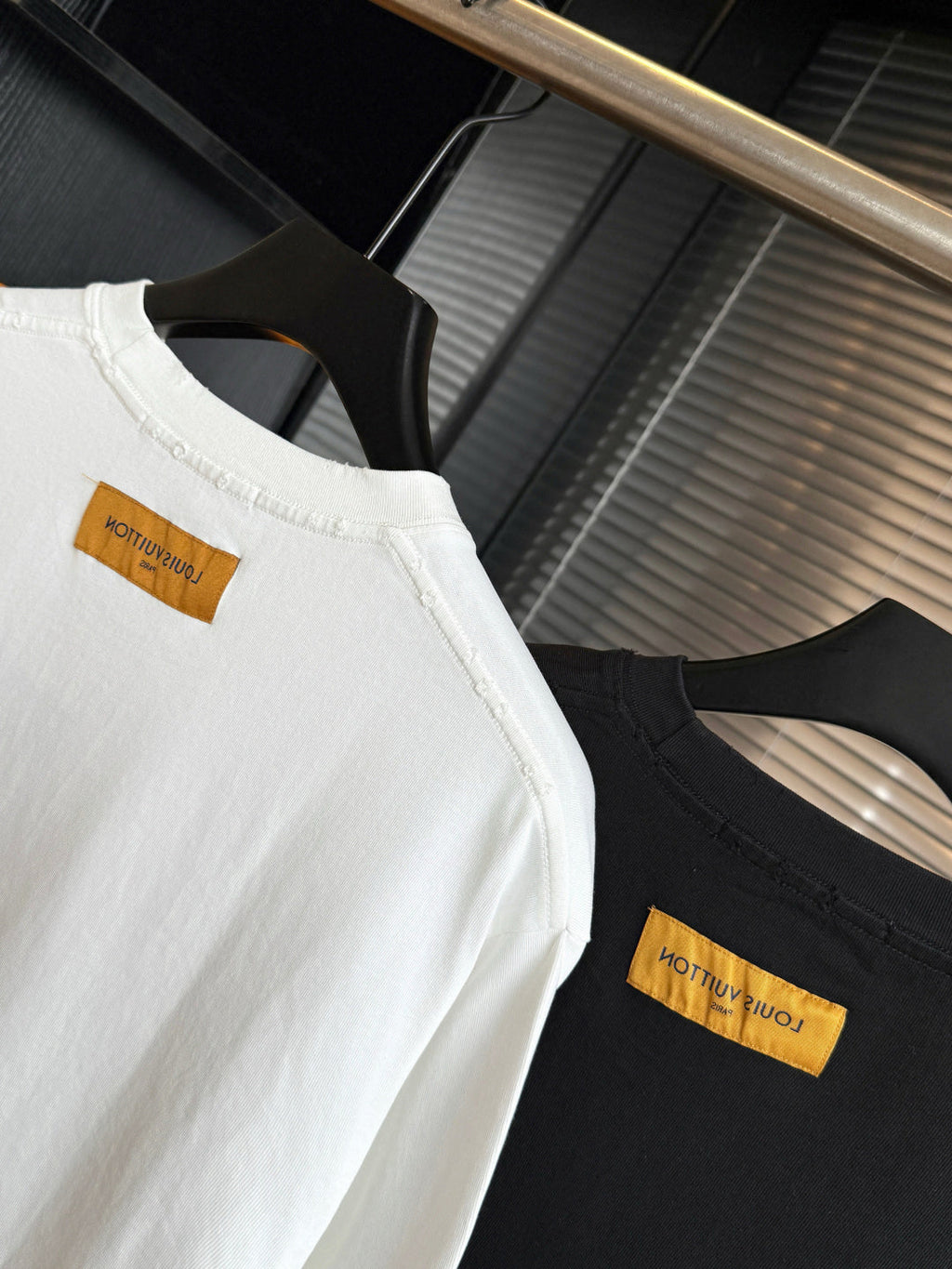 Embroidered short sleeves with lettering and floral logo