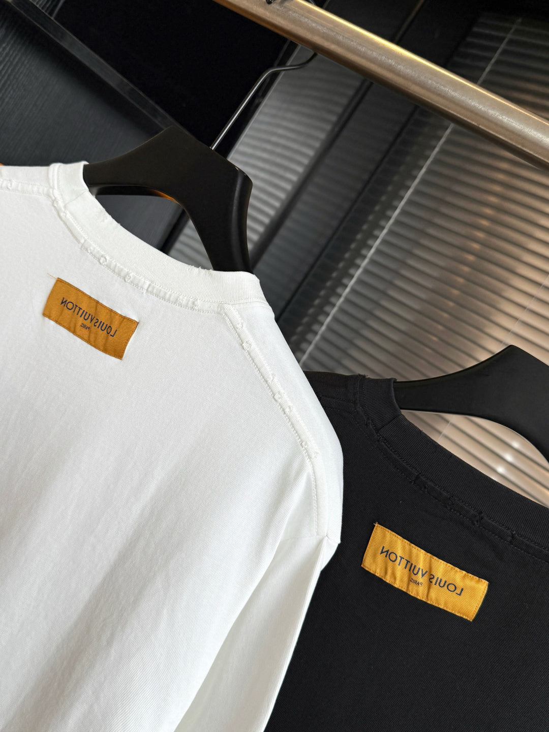 Embroidered short sleeves with lettering and floral logo