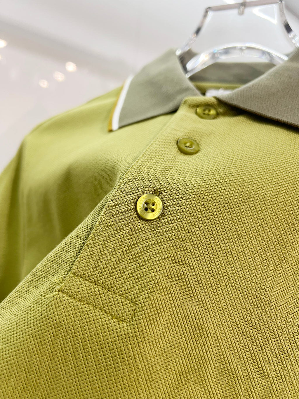 Color blocked flat machine collar with dark embroidery letters polo shirt