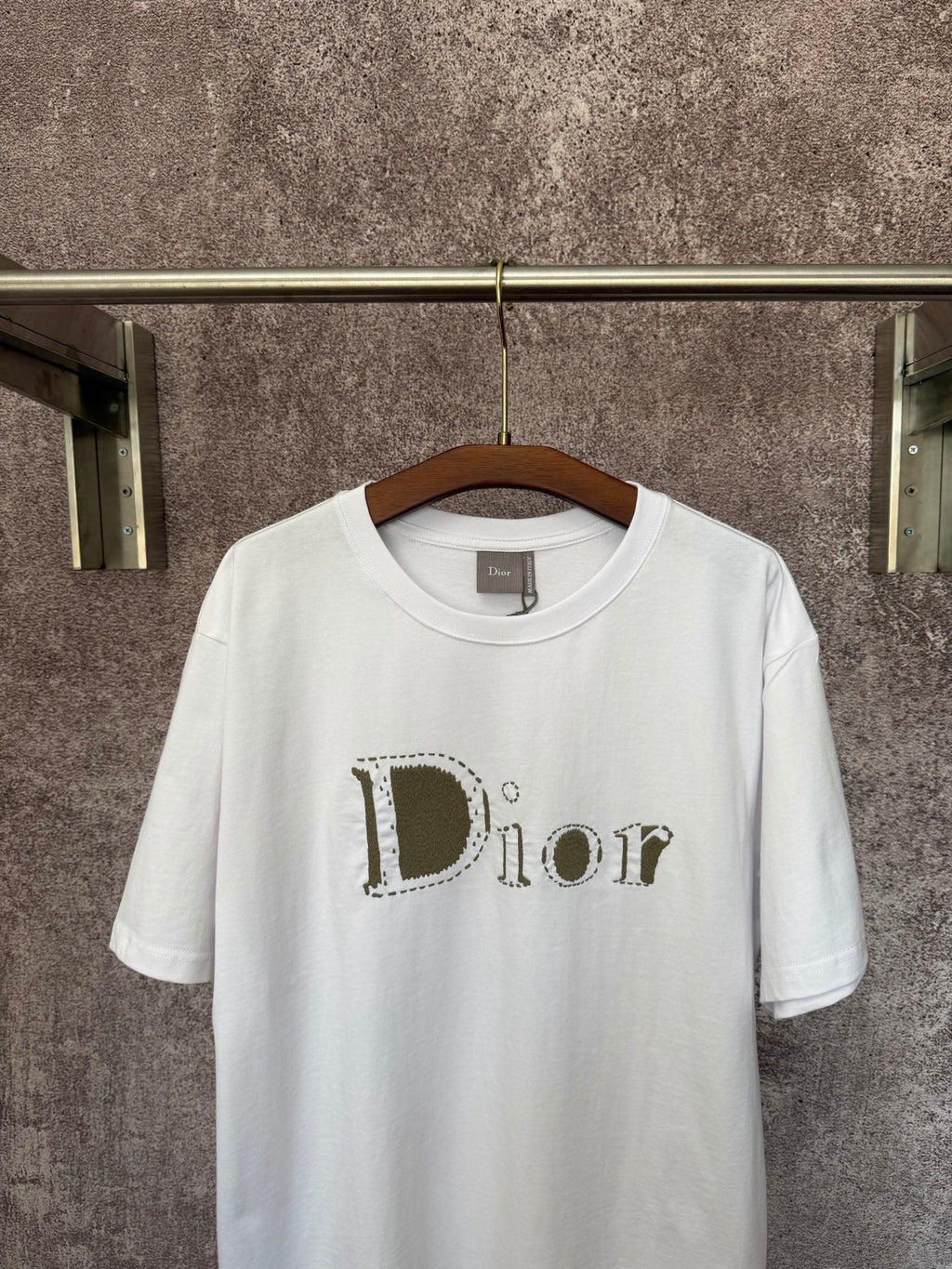 Short sleeved T-shirt with letter embroidery style