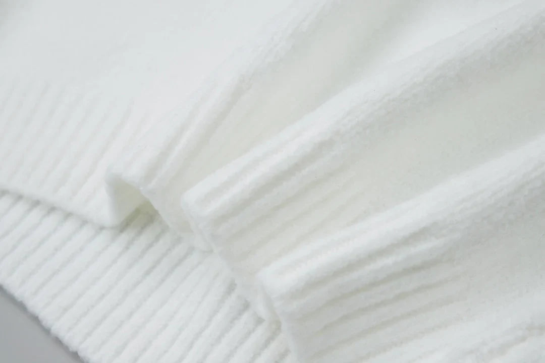 Embroidered pearl micro label round neck sweater