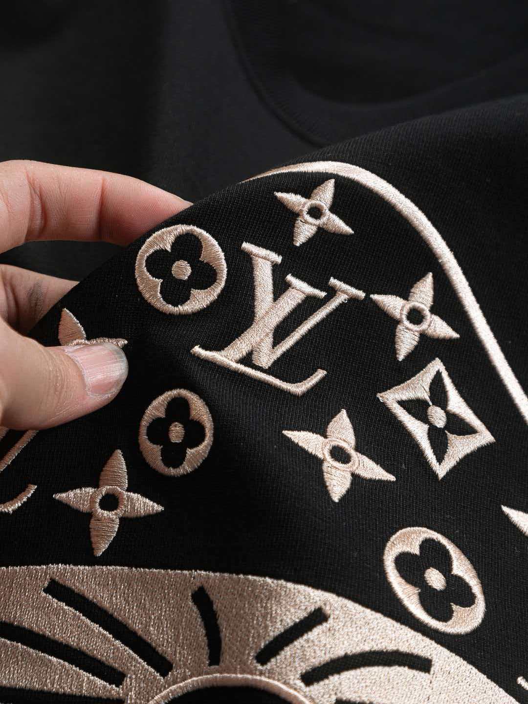 Mushroom on the chest 🍄 inlaid 🪡 Embroidered logo round neck short sleeved T-shirt