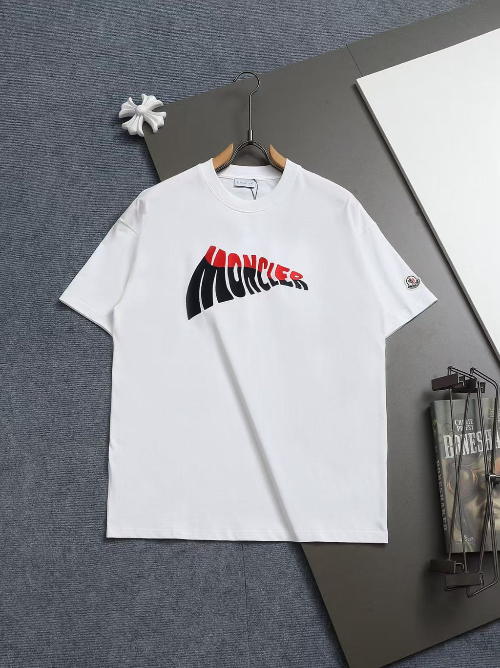 New color blocked embroidered letter T-shirt