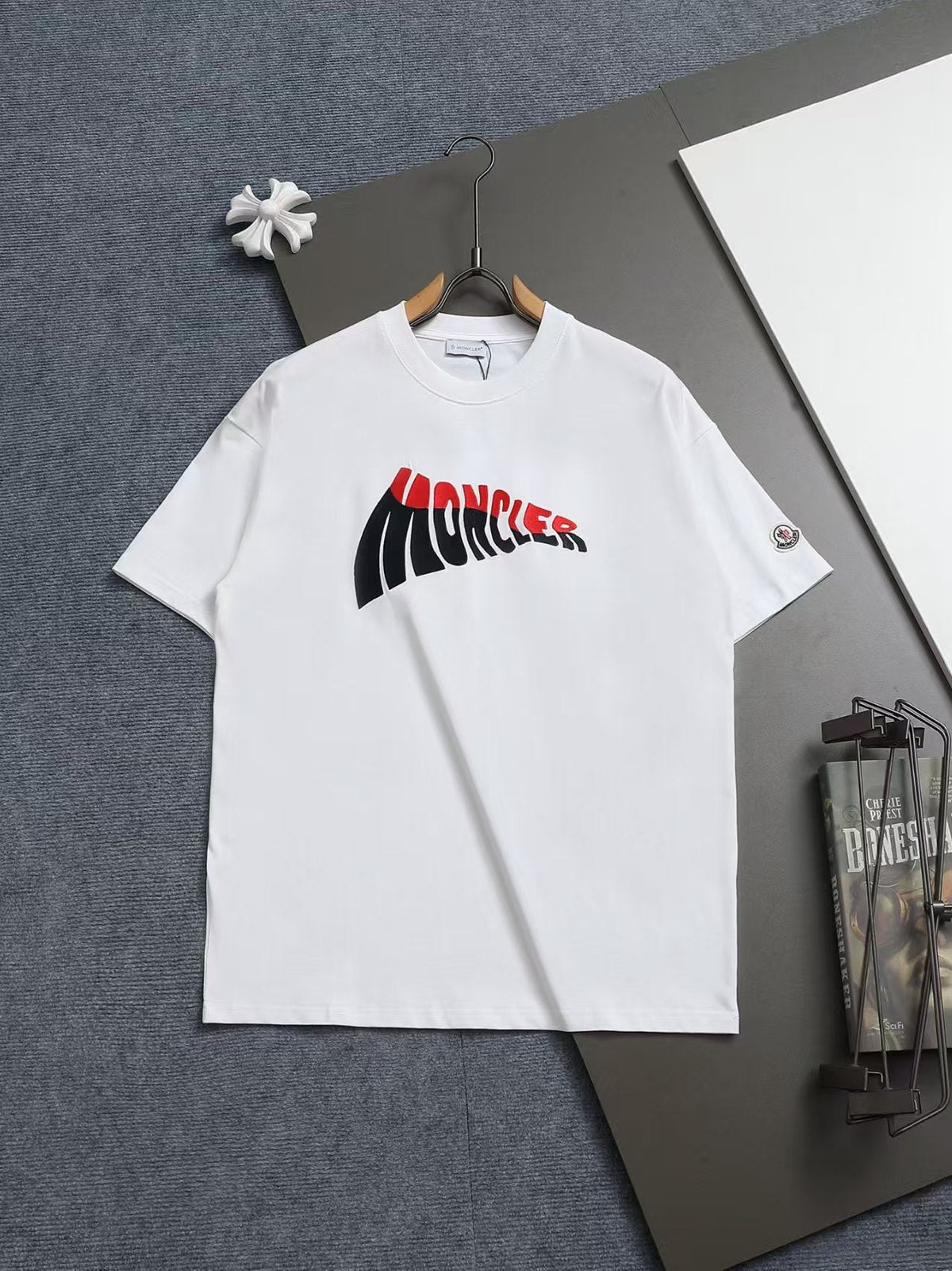 New color blocked embroidered letter T-shirt