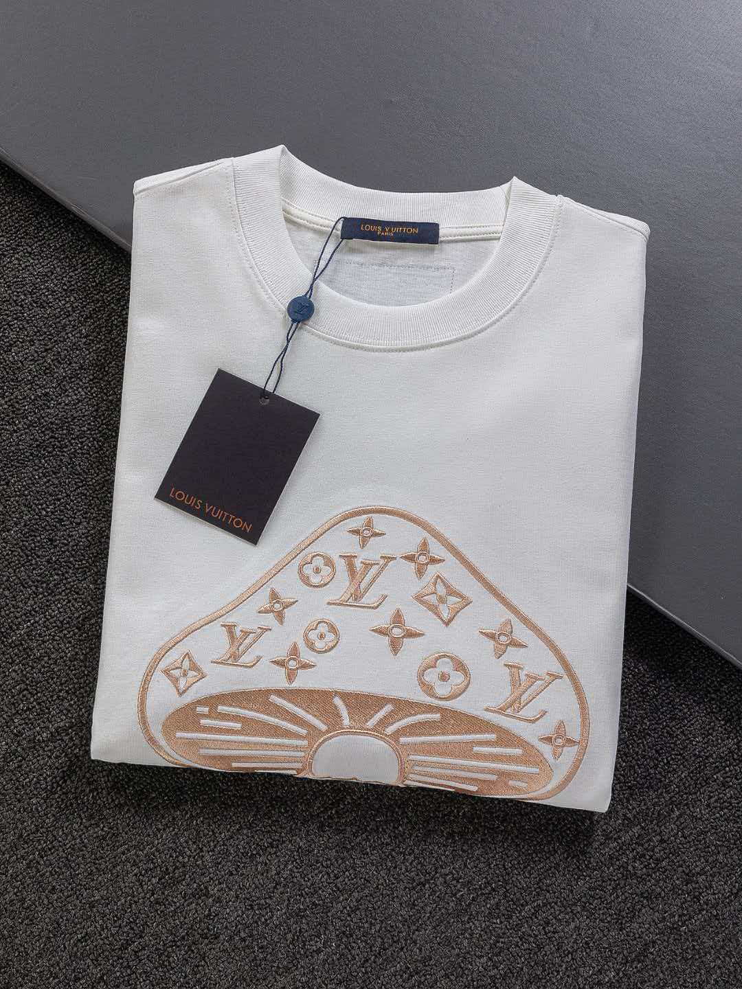 Mushroom on the chest 🍄 inlaid 🪡 Embroidered logo round neck short sleeved T-shirt