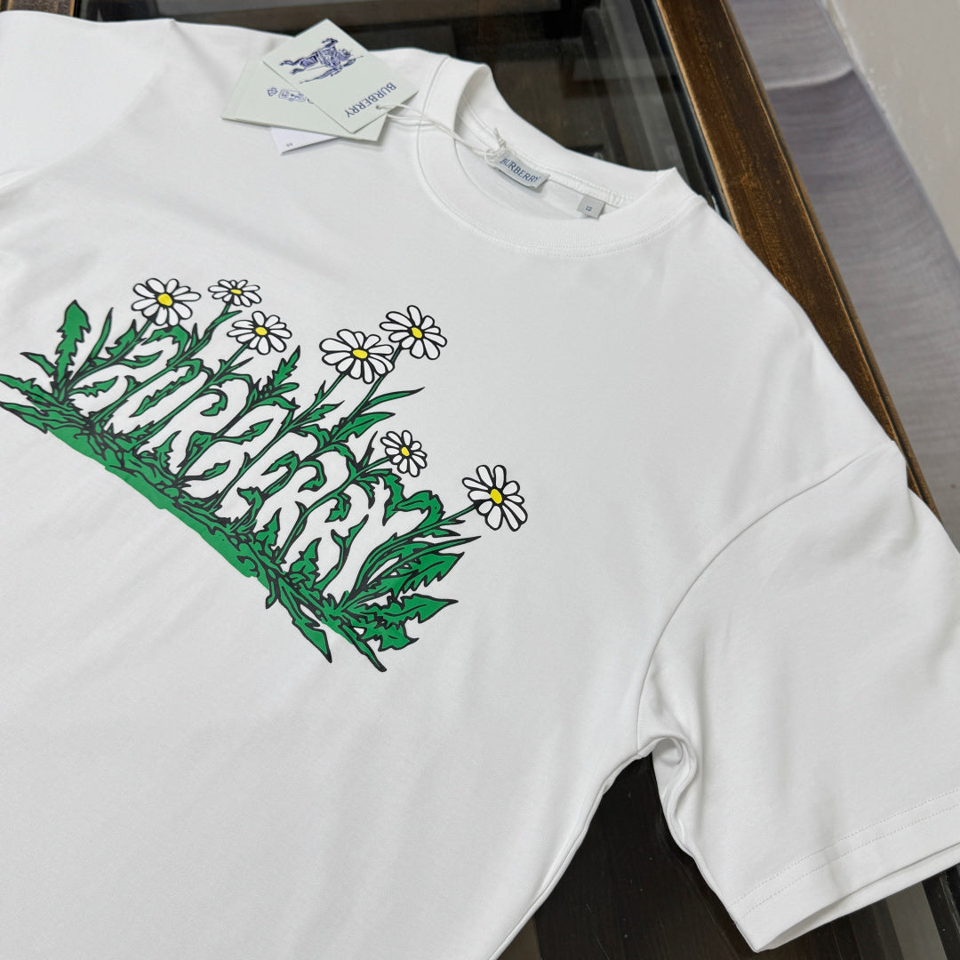 Latest short sleeved round neck T-shirt