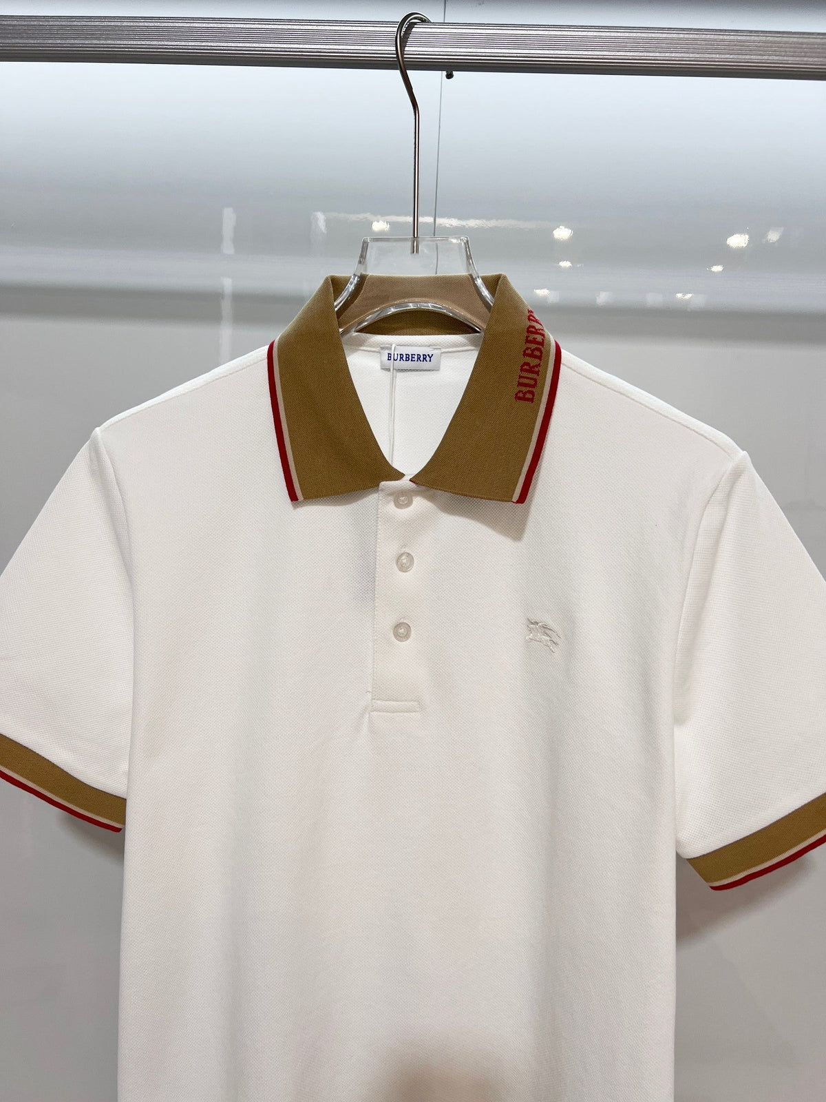Color blocked flat machine collar with dark embroidery letters polo shirt