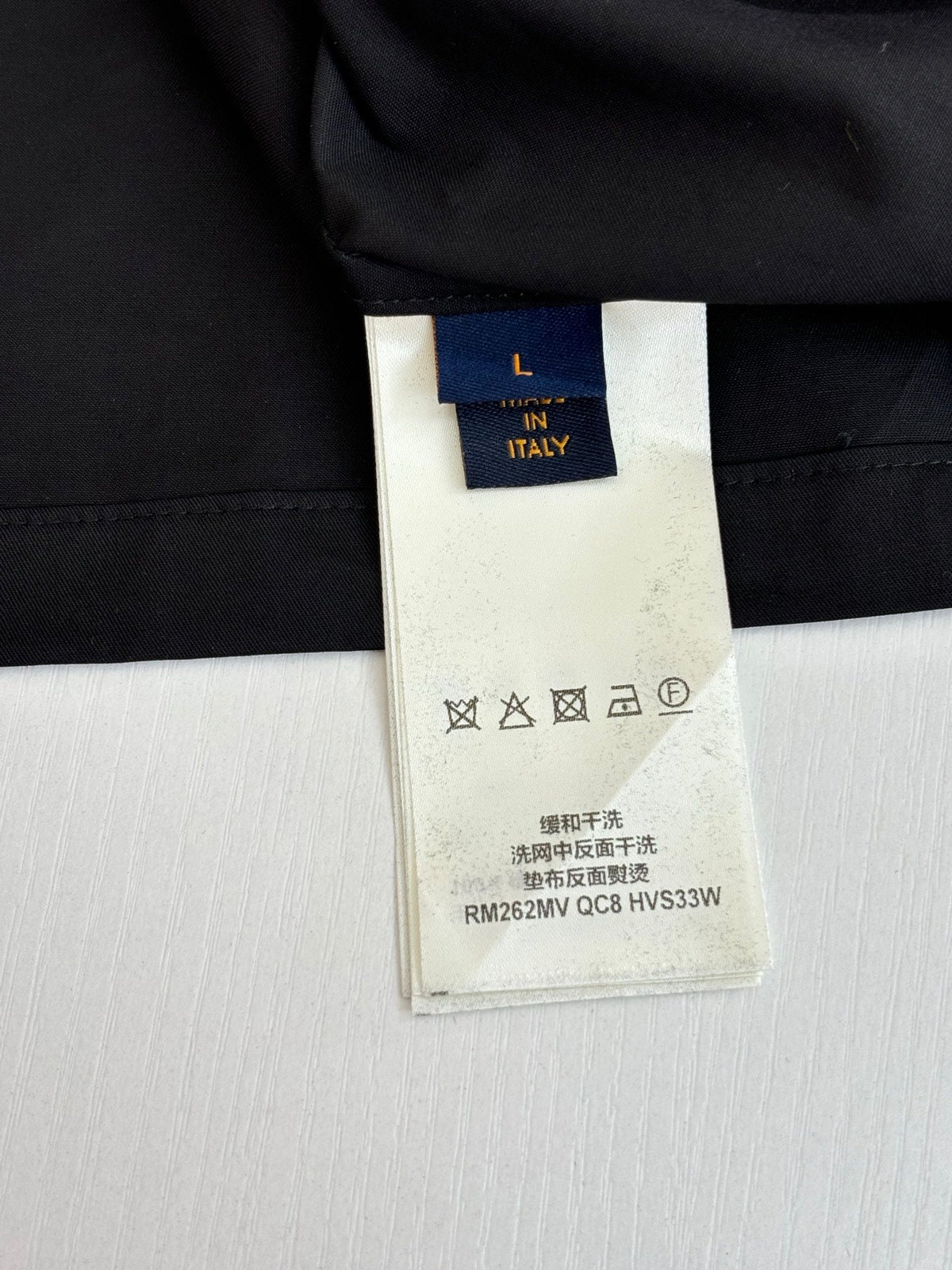 The embossed pocket lapel short sleeved shirt