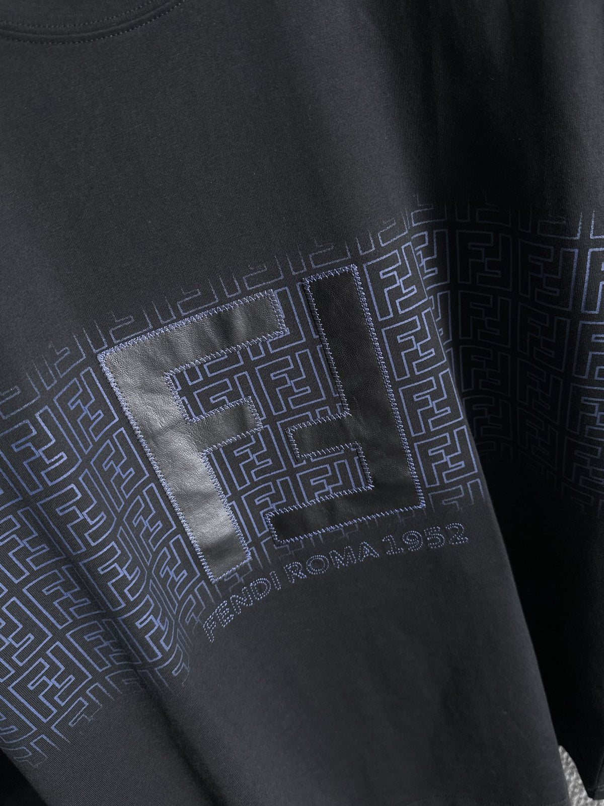 Leather granule embroidered letter short sleeved t-shirt
