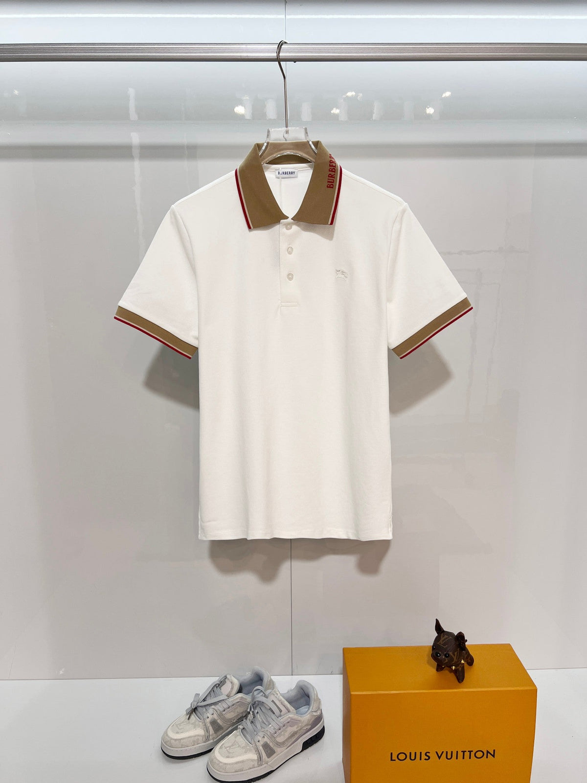 Color blocked flat machine collar with dark embroidery letters polo shirt