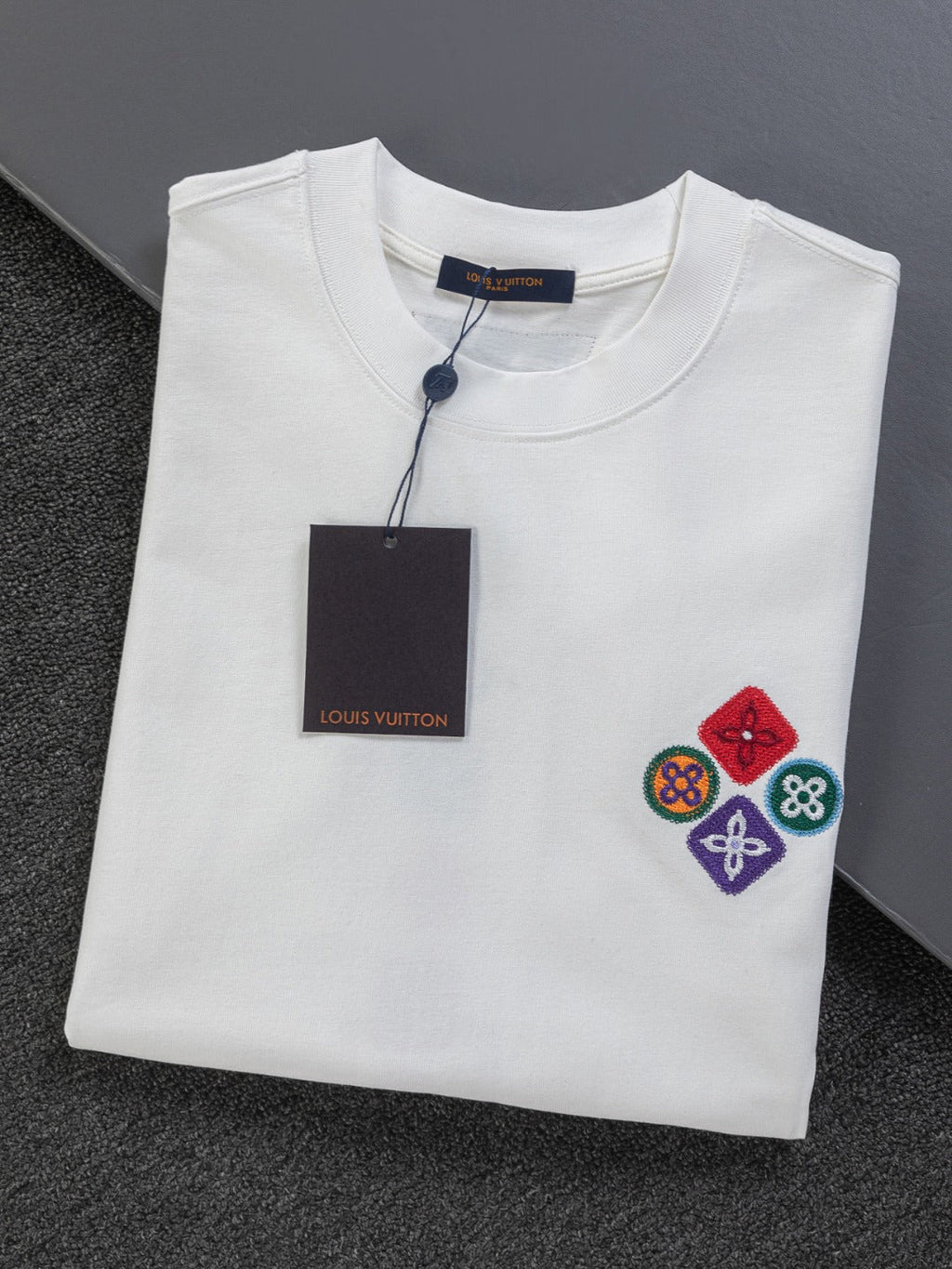 Four leaf clover embroidered round neck T-shirt