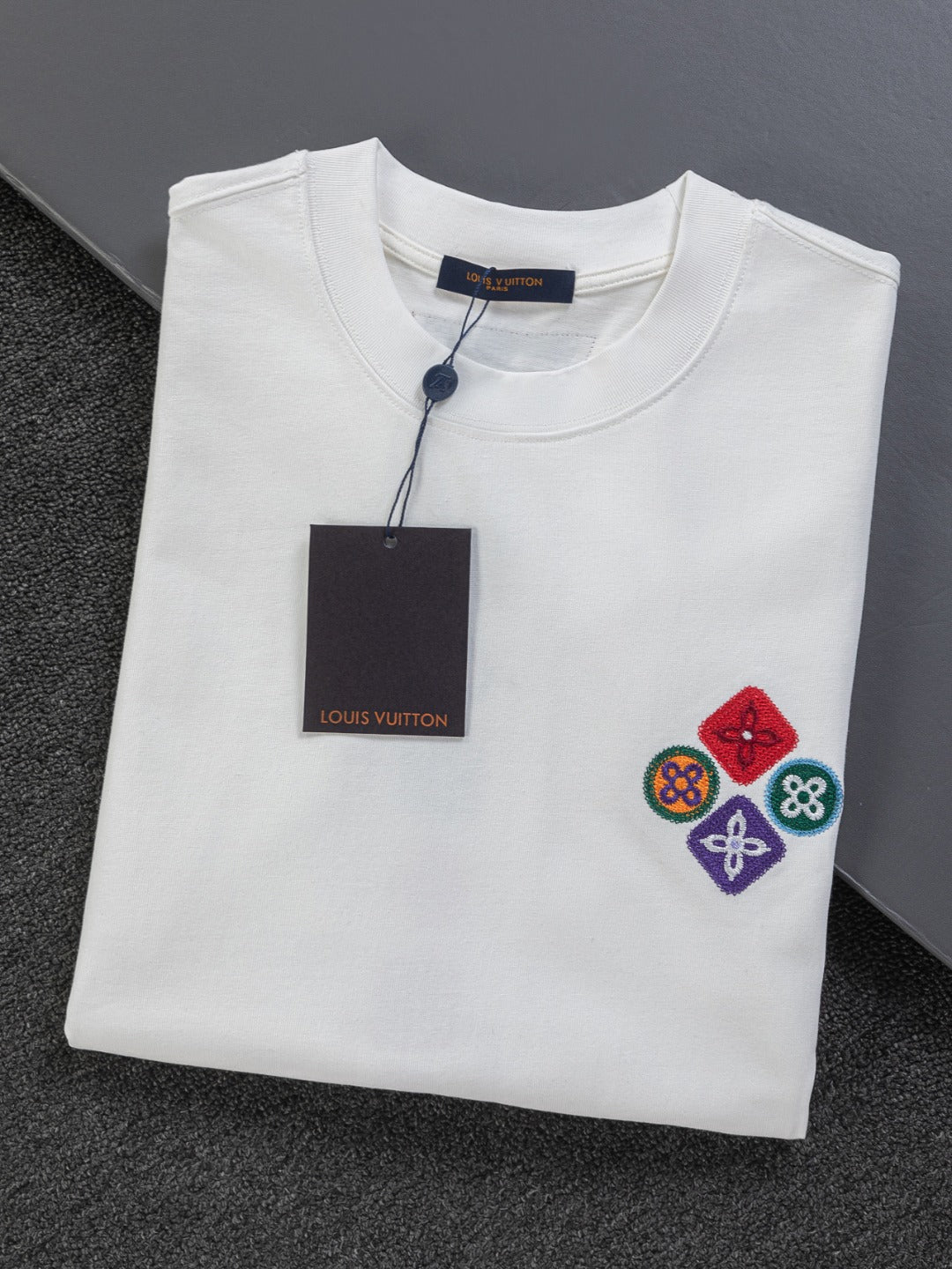 Four leaf clover embroidered round neck T-shirt