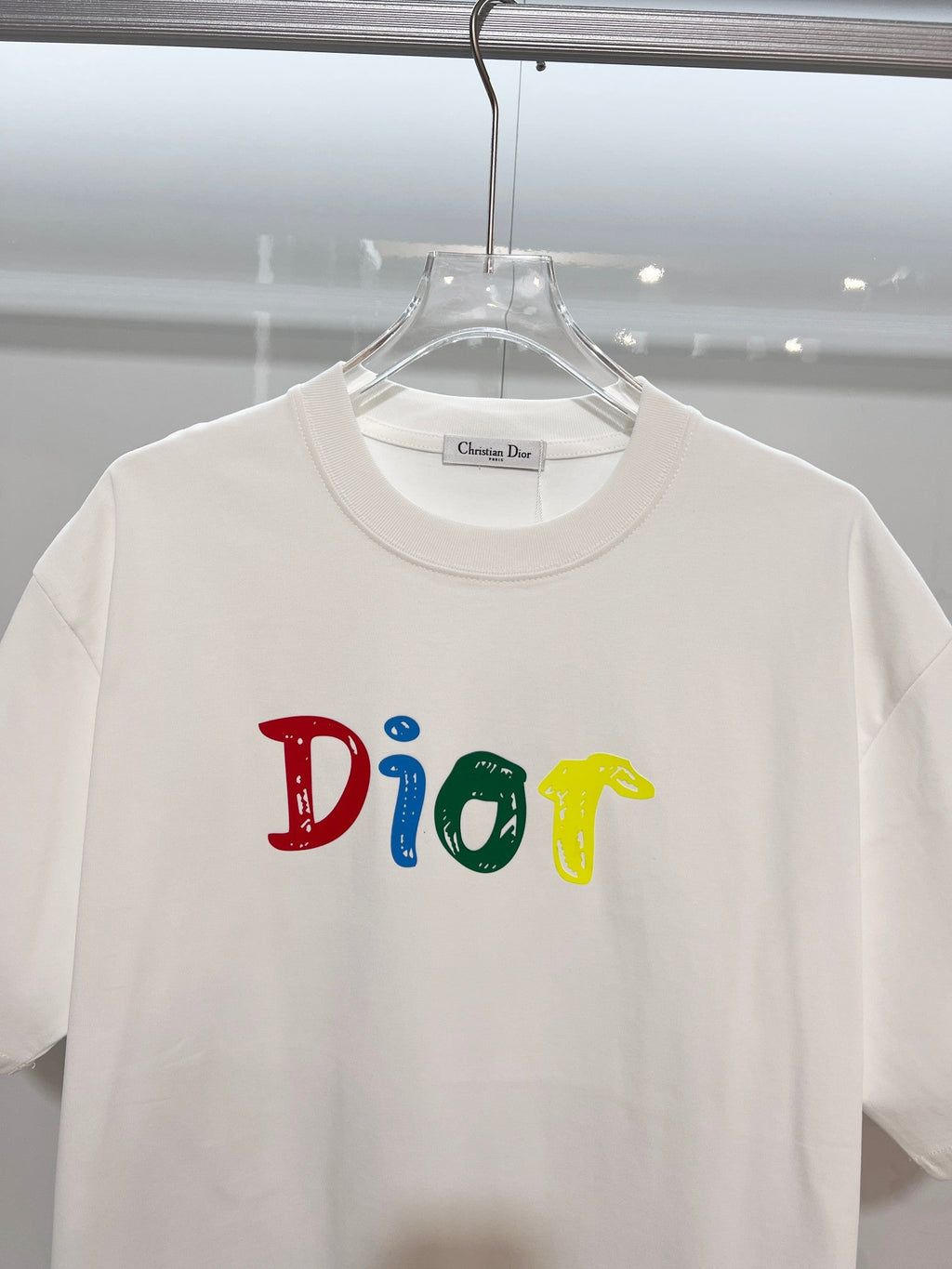 Minimally contrasting offset printed letter round neck T-shirt