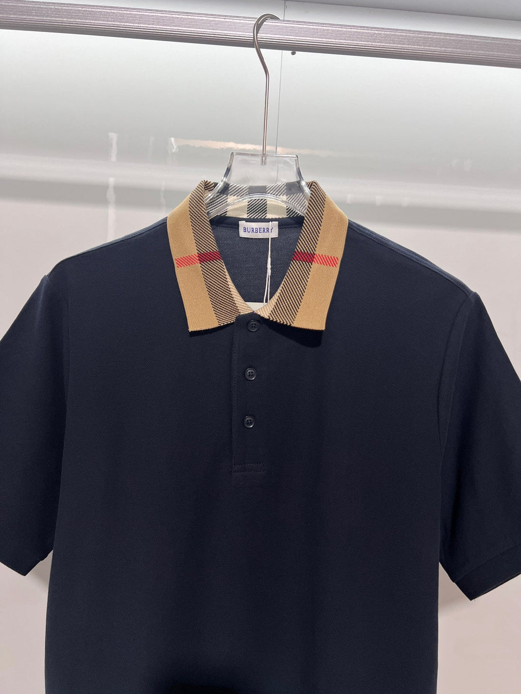 Minimally spliced contrasting plaid collar with letter polo shirt