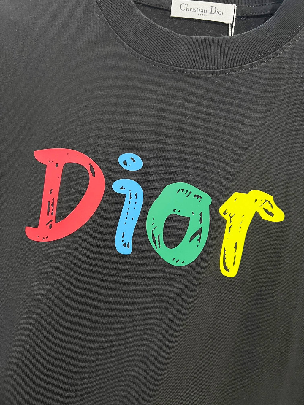 Minimally contrasting offset printed letter round neck T-shirt