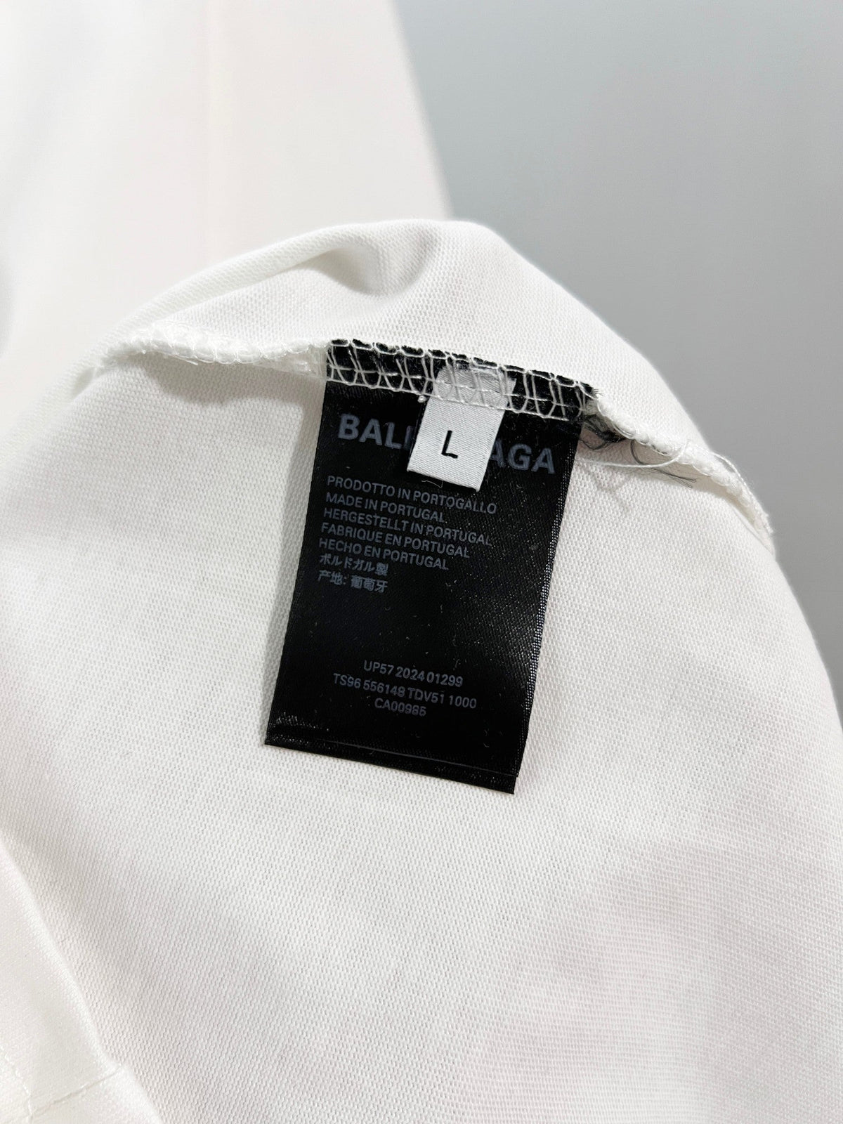 Color blocked M offset letter round neck T-shirt