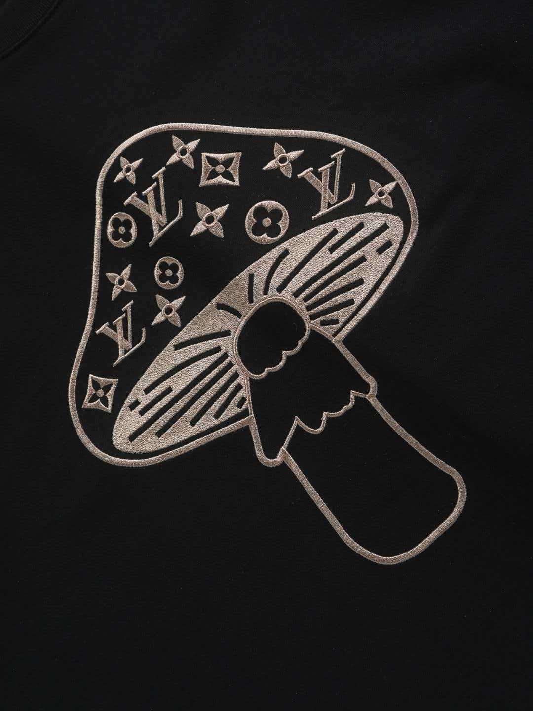 Mushroom on the chest 🍄 inlaid 🪡 Embroidered logo round neck short sleeved T-shirt