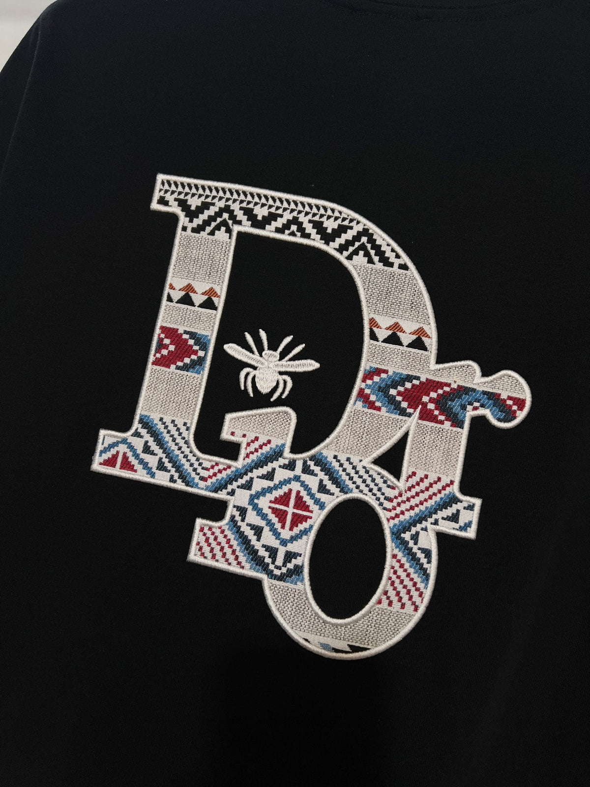 New Color blocked Ten Thousand Needle Embroidered Bee Letter Short Sleeve