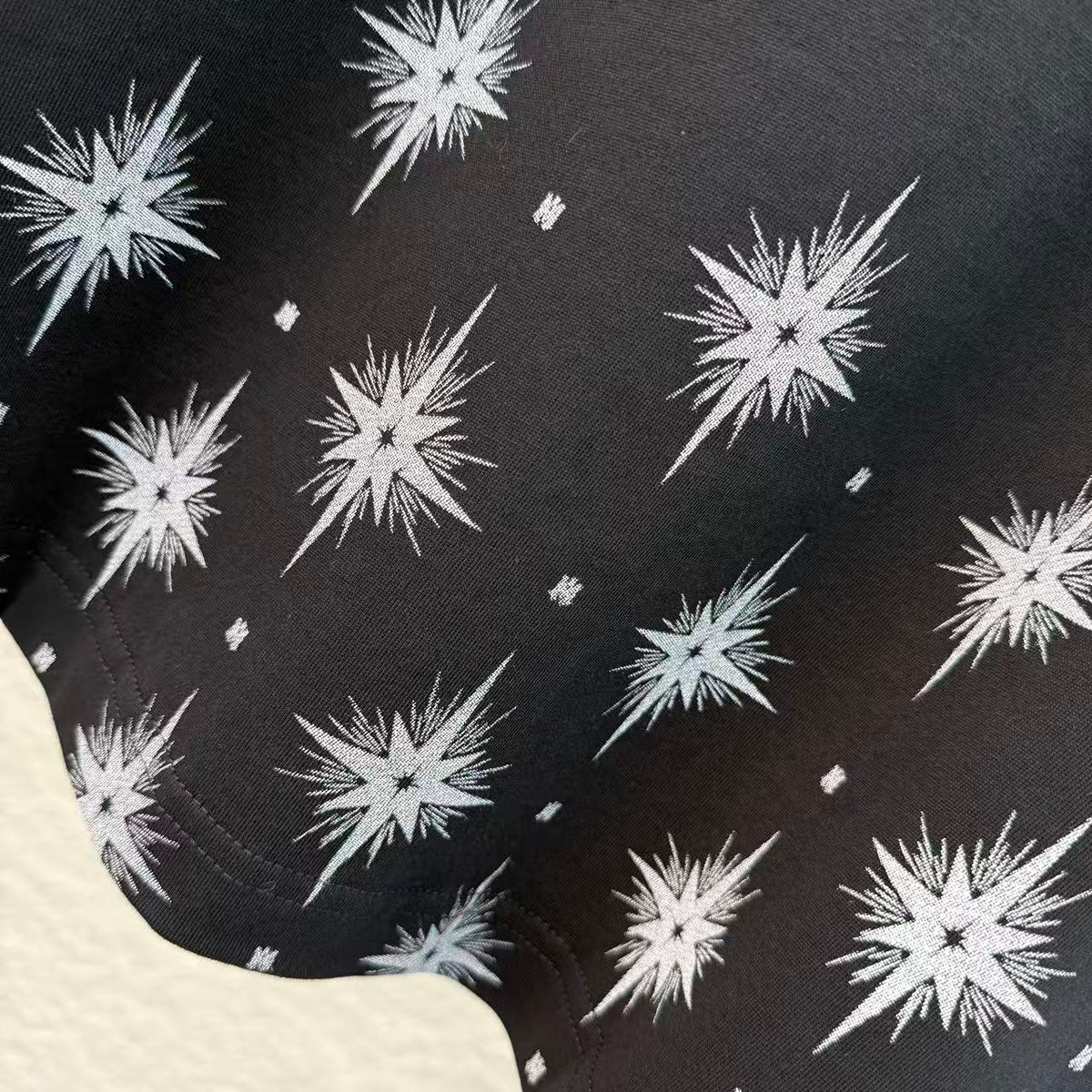 Hexagonal star print+embroidered round neck short sleeved T-shirt
