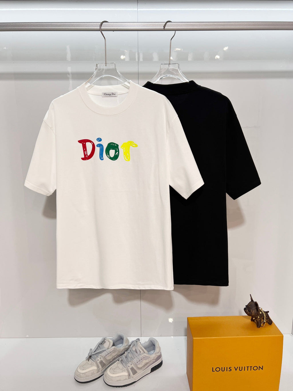 Minimally contrasting offset printed letter round neck T-shirt