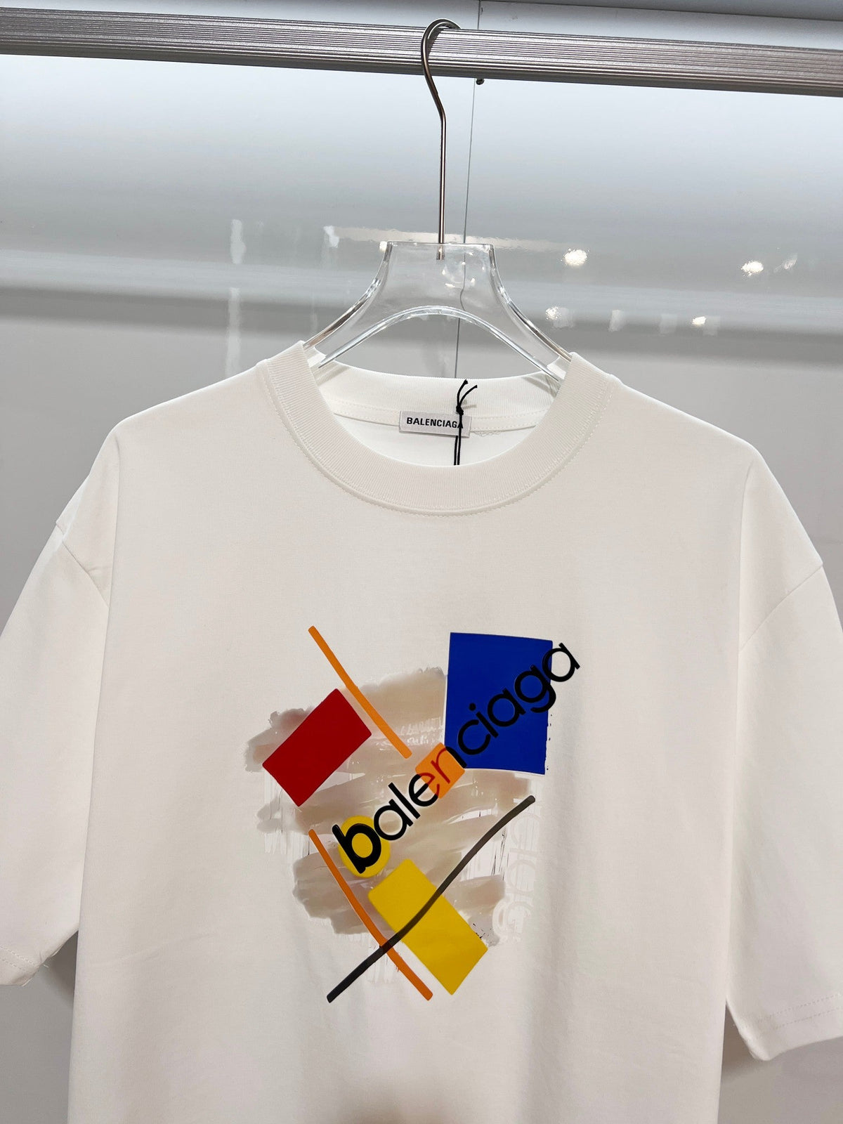 Color blocked graffiti letter round neck T-shirt