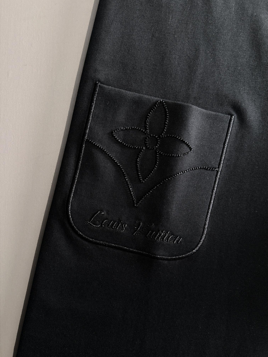 Embroidered clover letter logo short sleeved t-shirt