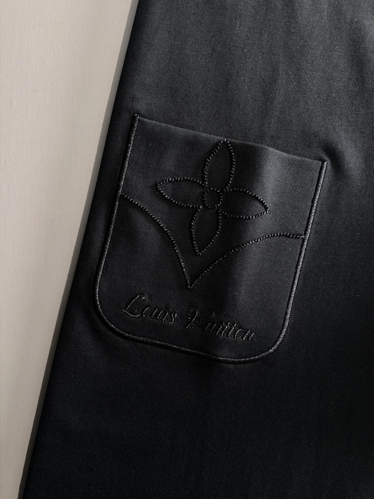 Embroidered clover letter logo short sleeved t-shirt