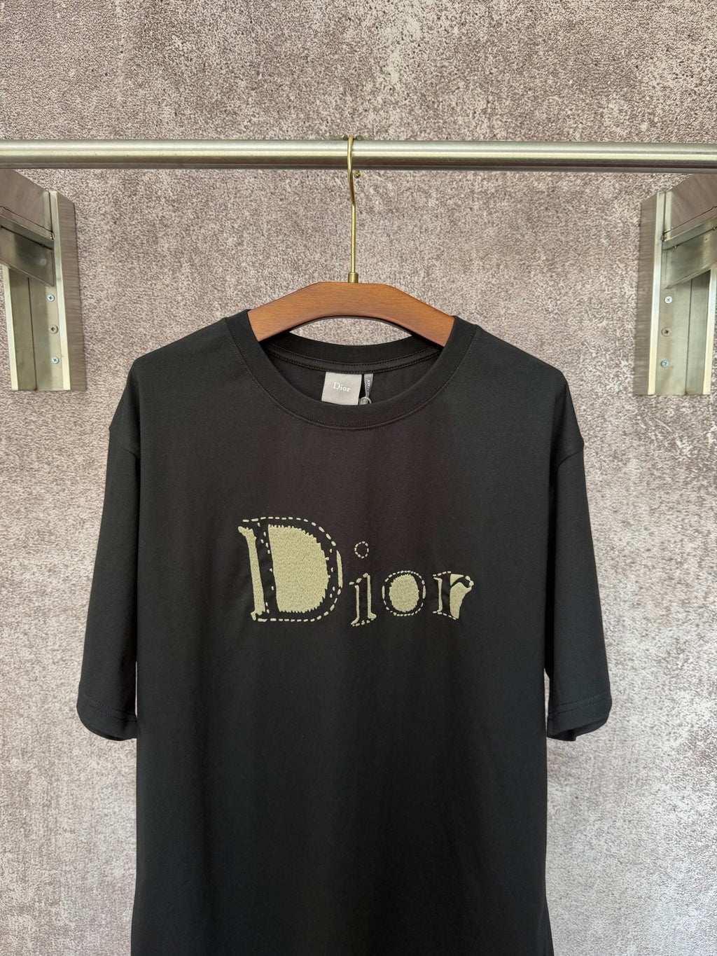 Short sleeved T-shirt with letter embroidery style