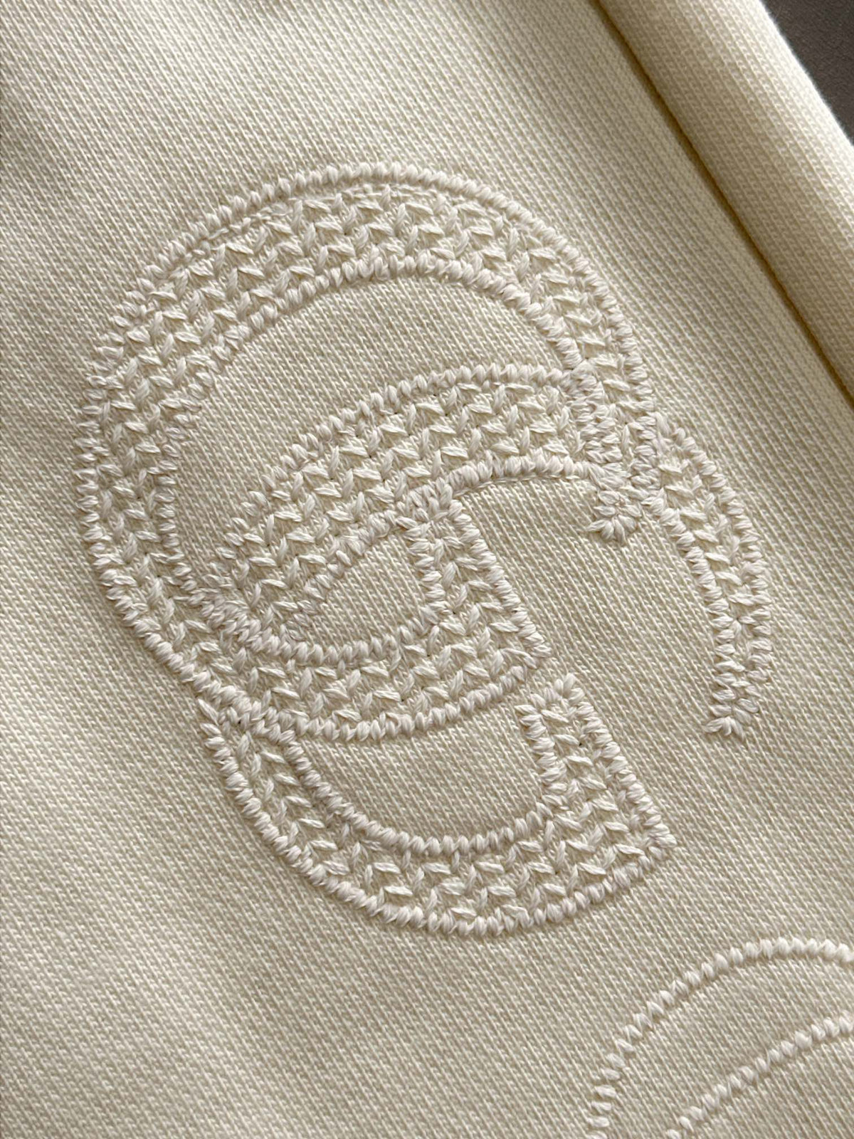 Front grain embroidered logo casual shorts