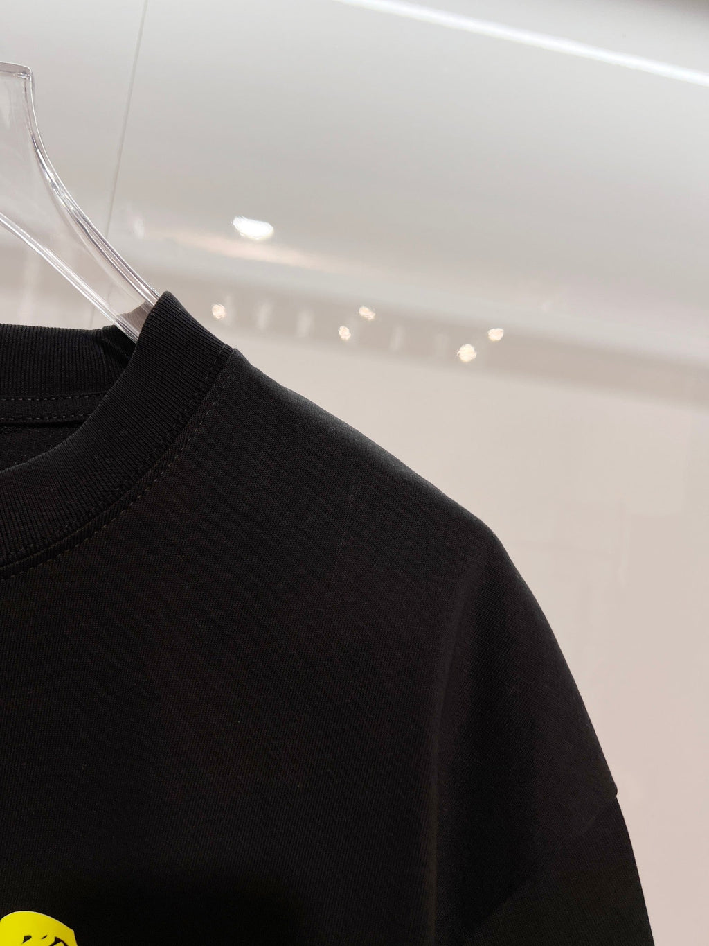 Minimally contrasting offset printed letter round neck T-shirt