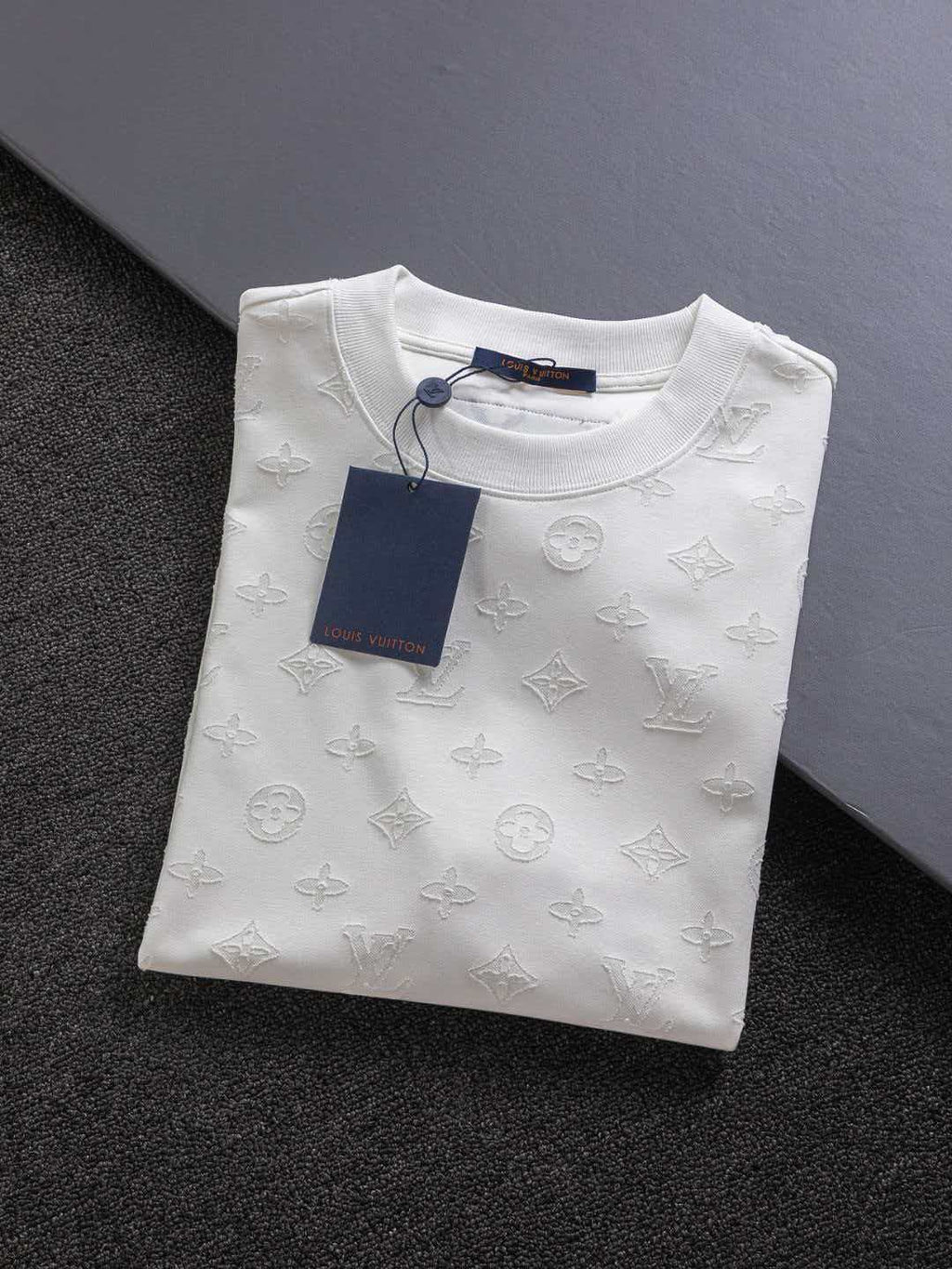 Full cut burnt letters short sleeved slightly wide