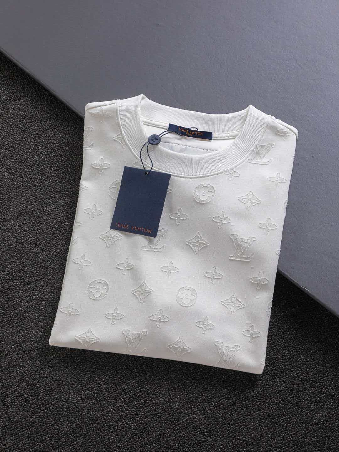 Full cut burnt letters short sleeved slightly wide