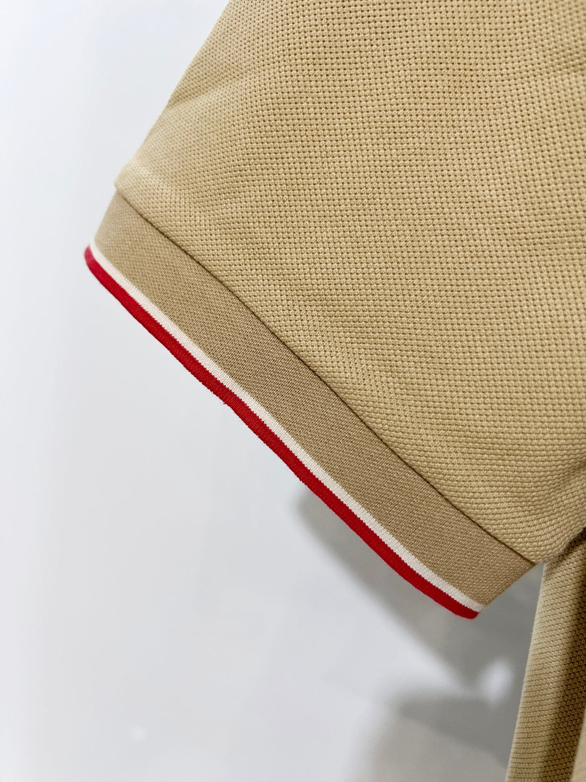 Color blocked flat machine collar with dark embroidery letters polo shirt