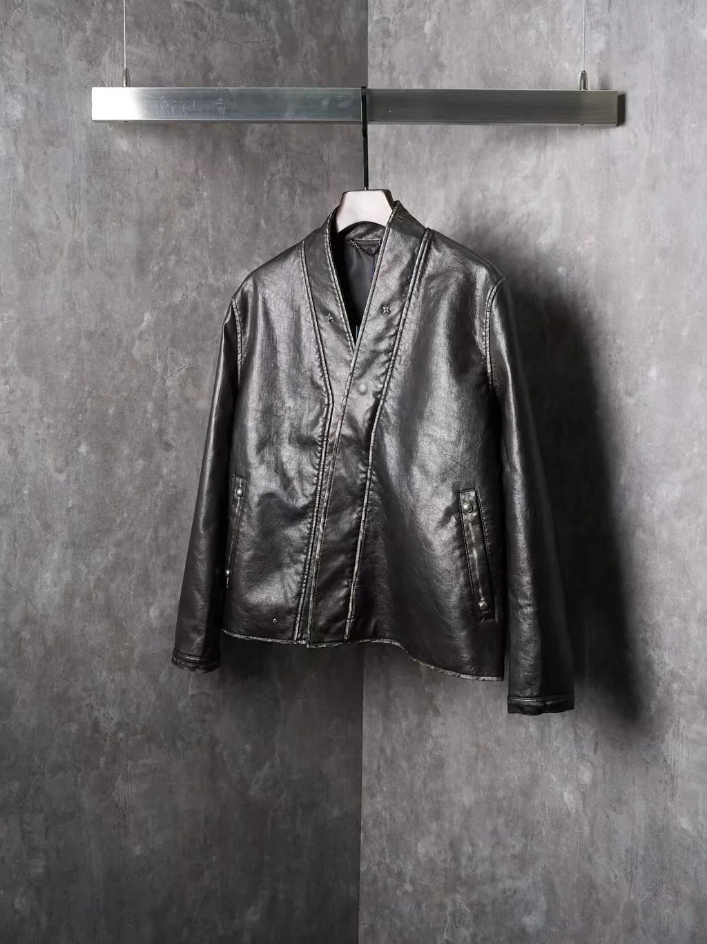 V-neck diagonal zipper used leather jacket