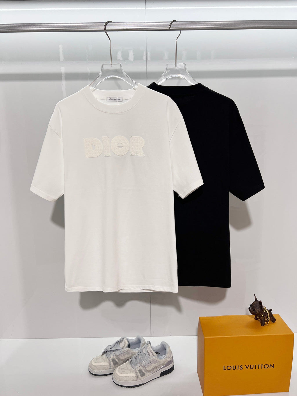 Solid color three-dimensional raised offset letter round neck T-shirt