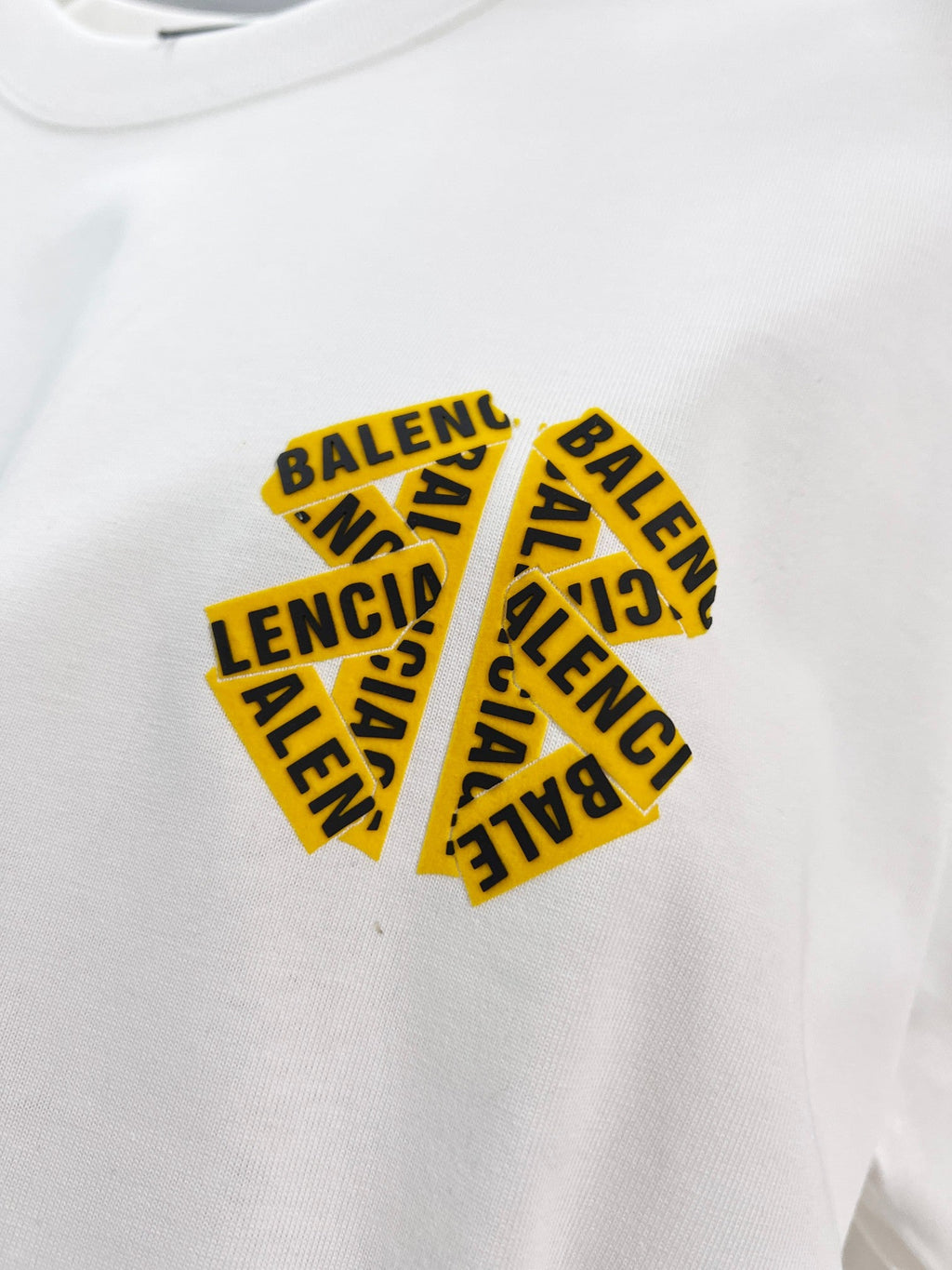 Chest patch splicing yellow adhesive tape offset letter round neck T-shirt