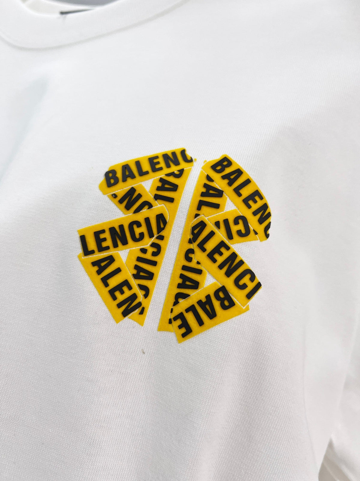 Chest patch splicing yellow adhesive tape offset letter round neck T-shirt