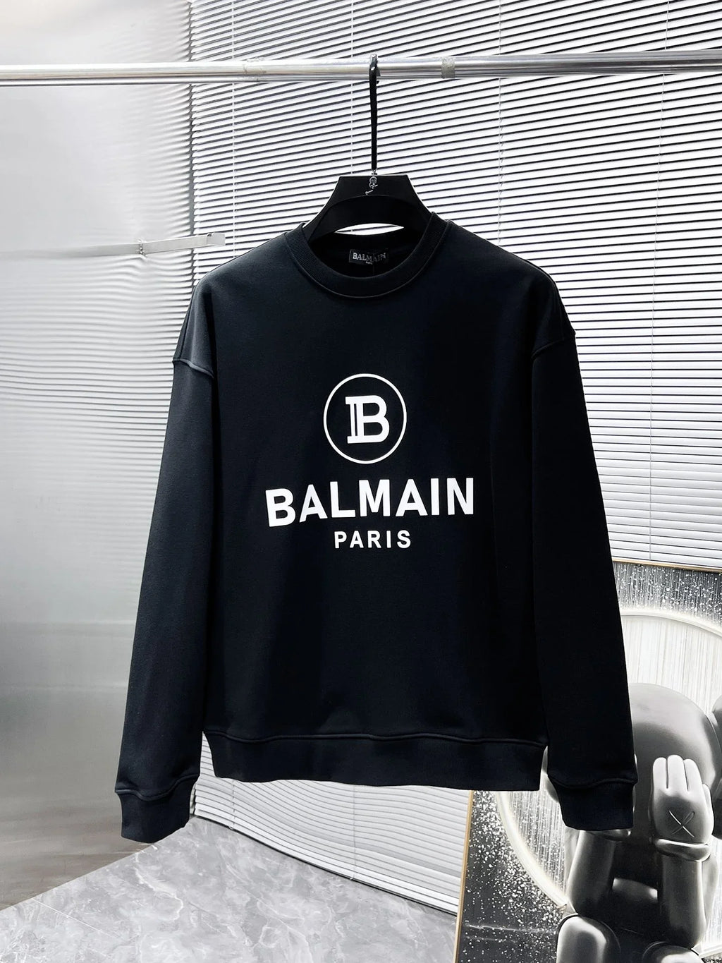 New long sleeved round neck sweatshirt