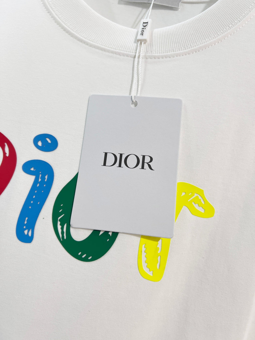 Minimally contrasting offset printed letter round neck T-shirt