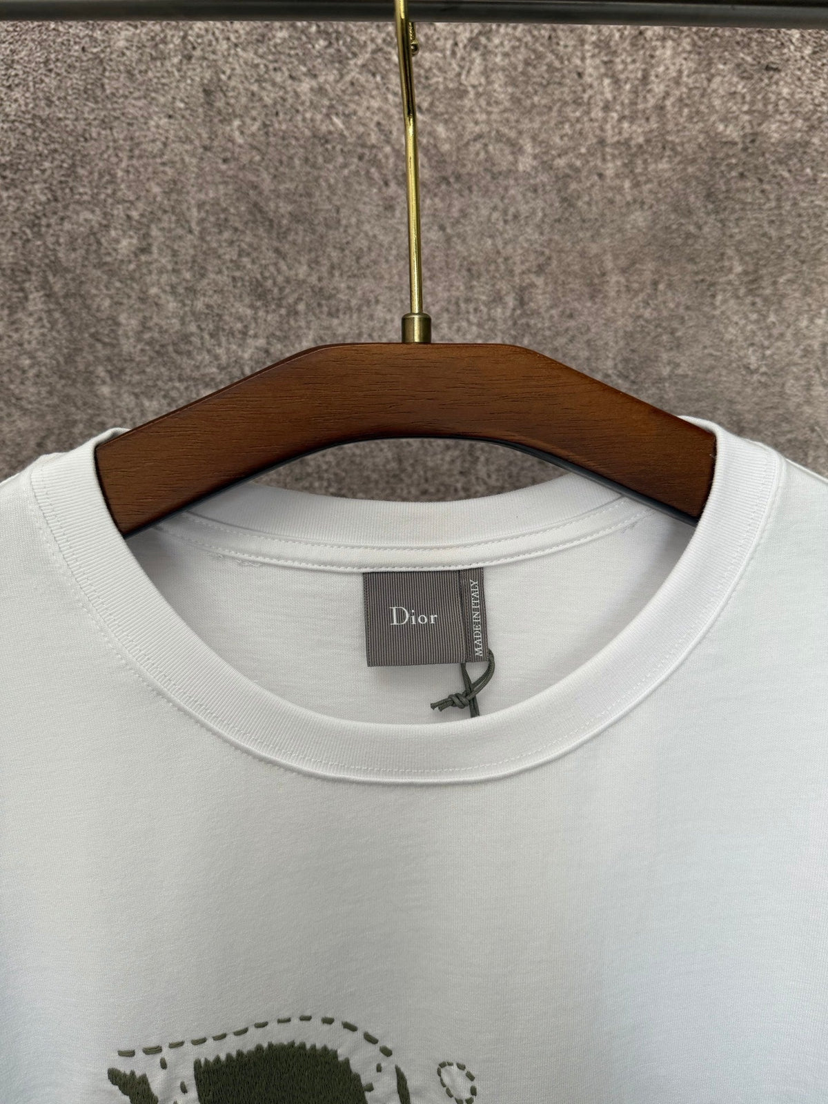 Short sleeved T-shirt with letter embroidery style