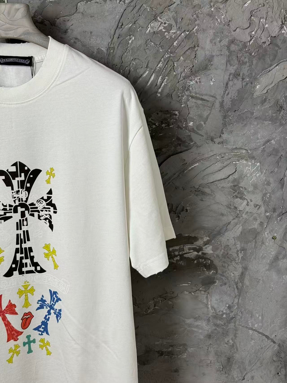 Classic short sleeved T-shirt with letter hot stamping technology