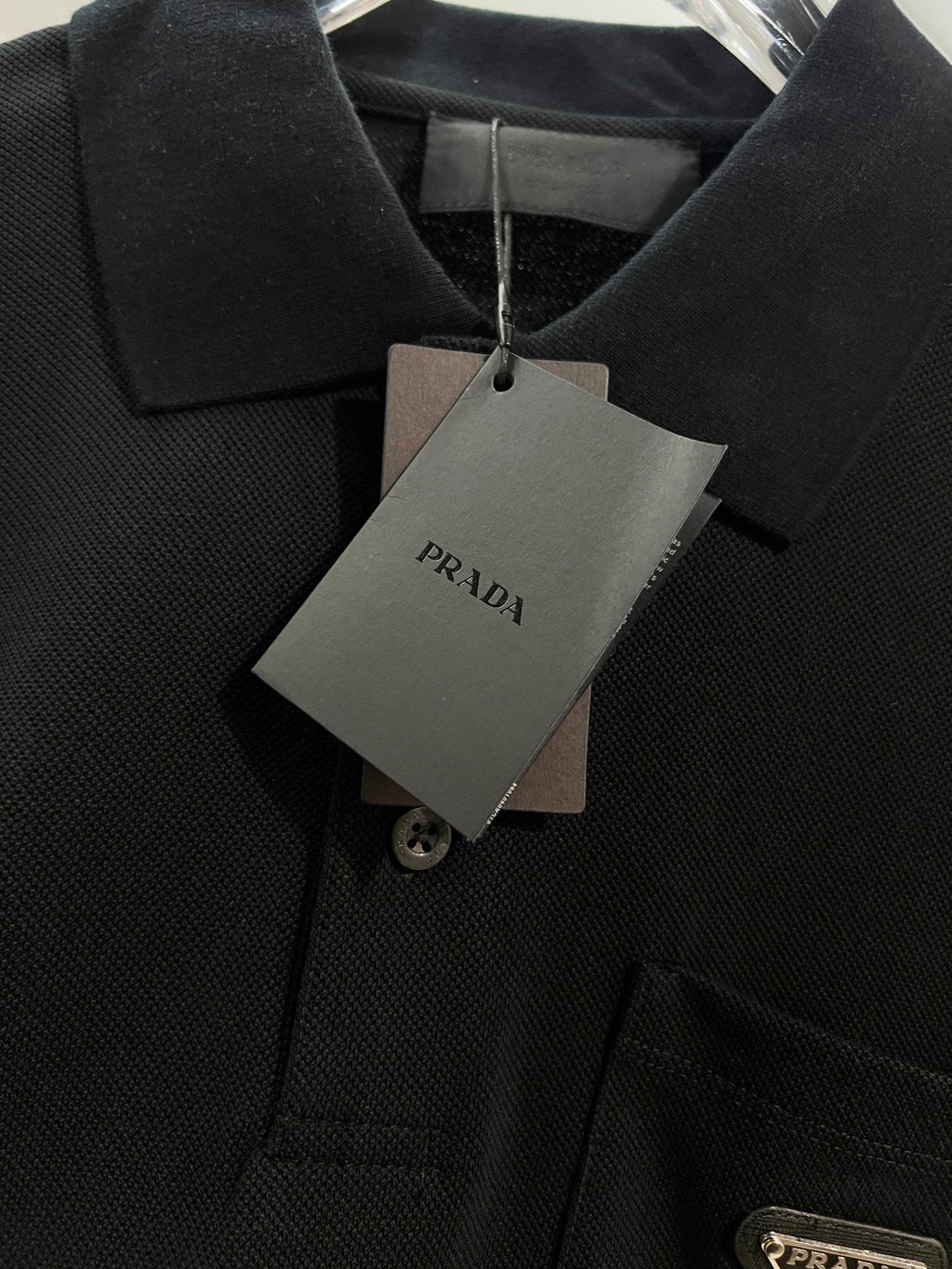 Chest pocket with metal triangle logo, leather seal, letter polo shirt