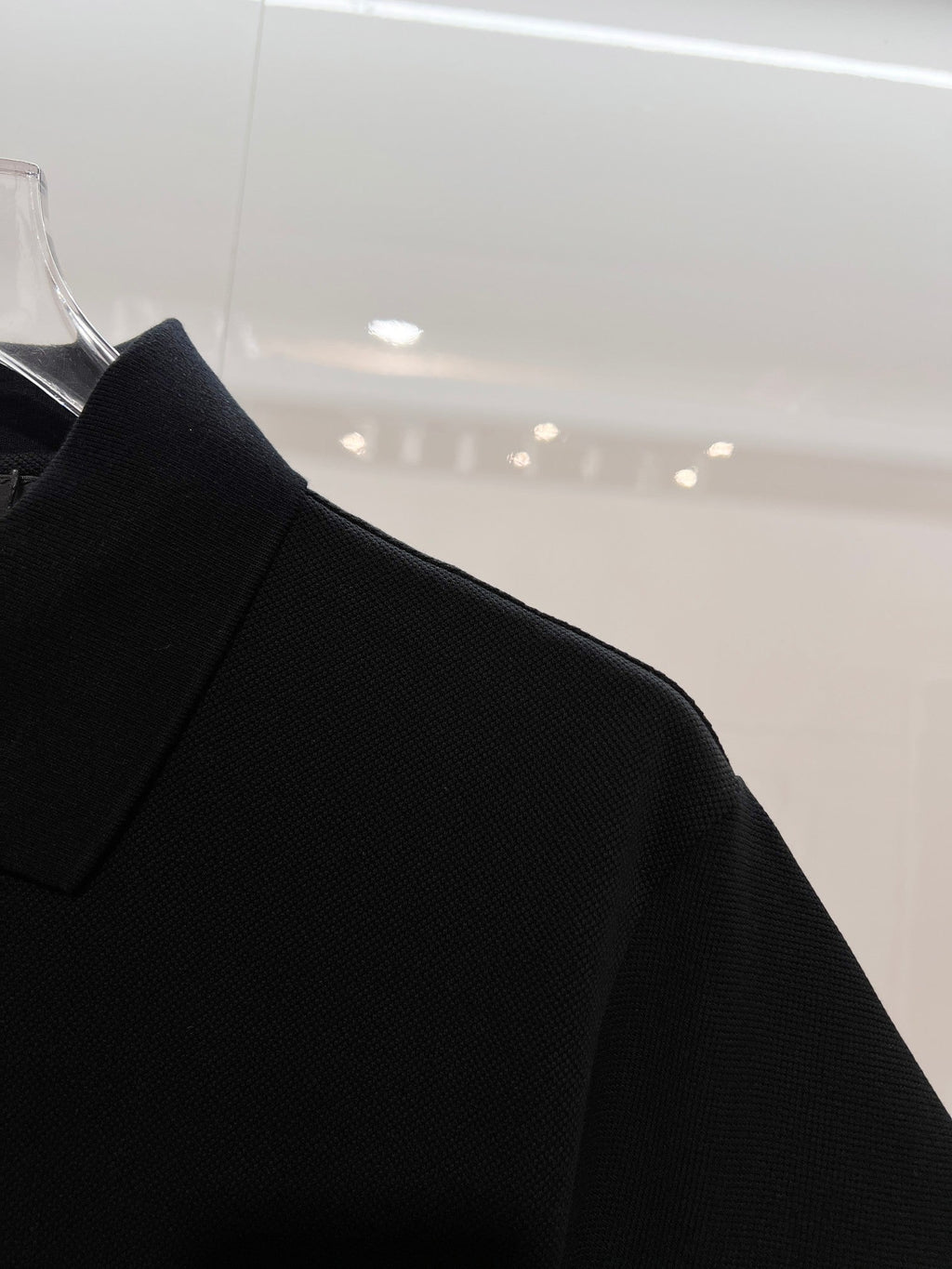 Chest pocket with metal triangle logo, leather seal, letter polo shirt