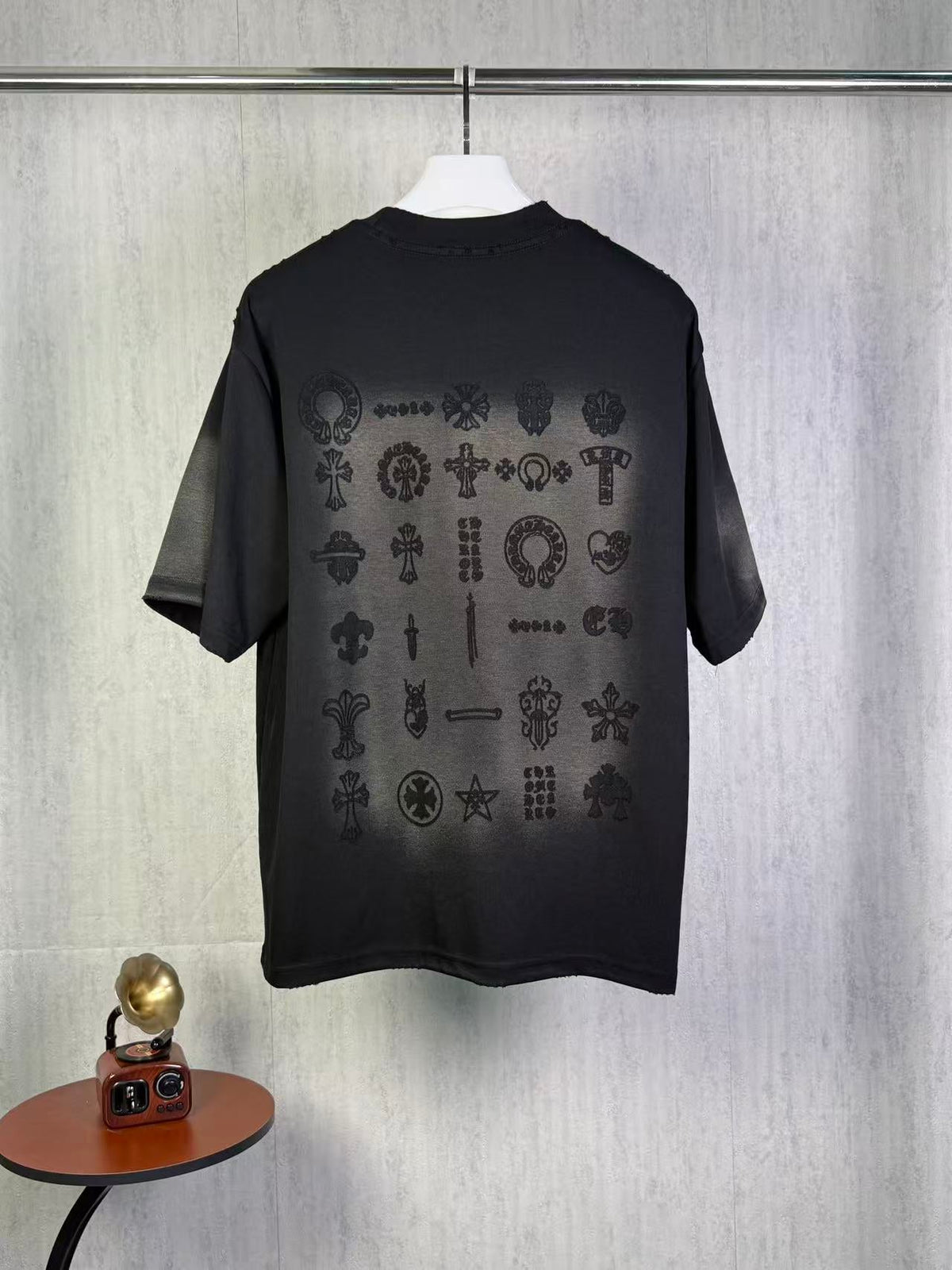 Burnt flower sticker embroidered round neck short sleeved T-shirt